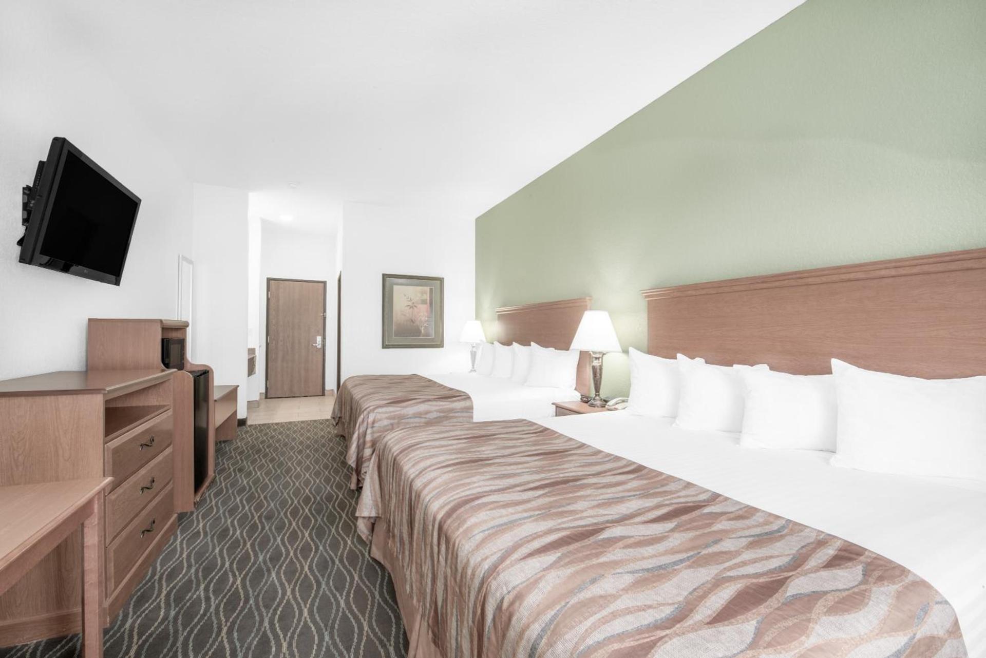 Baymont by Wyndham Pearsall photo 47