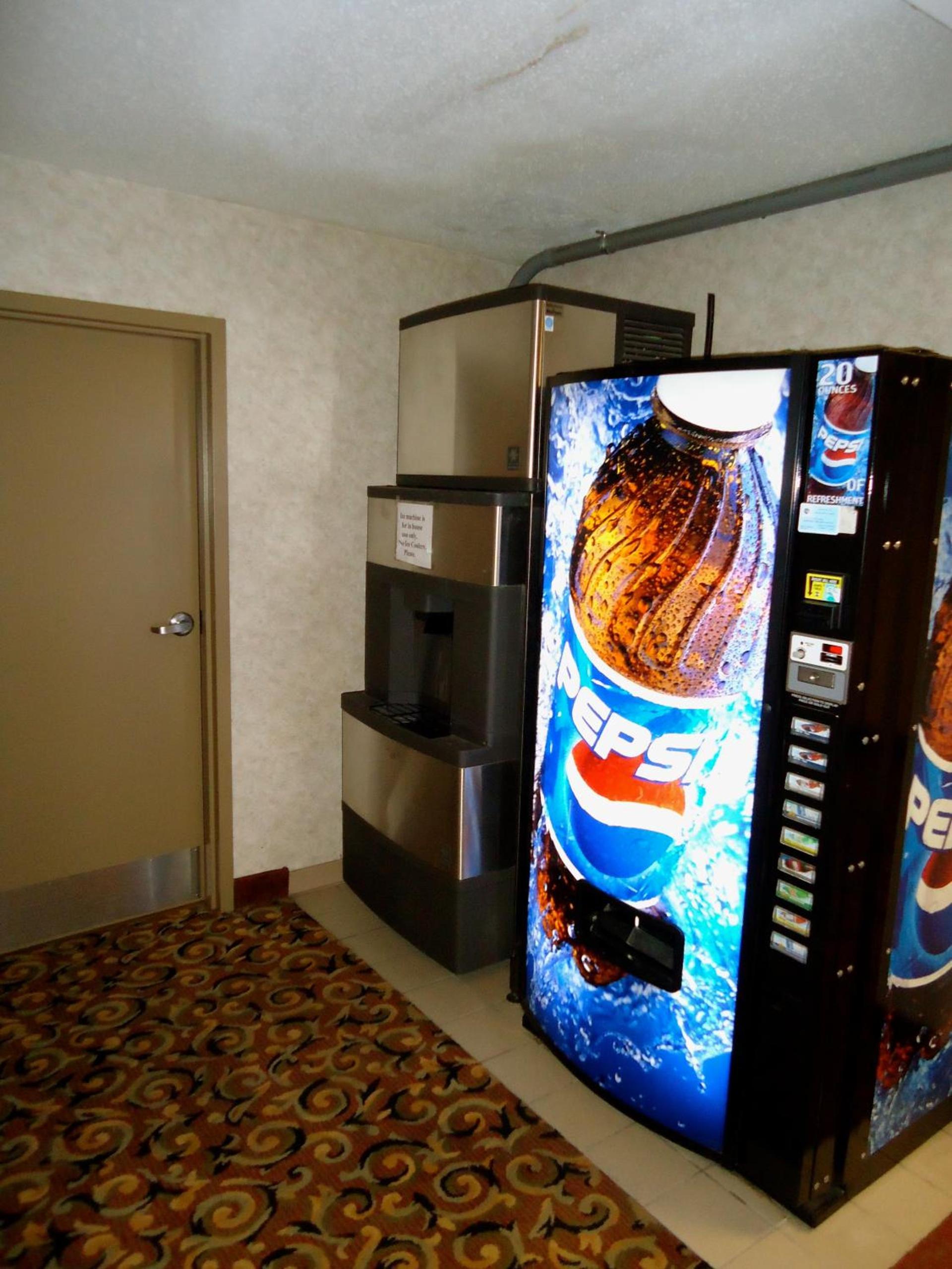 Super 8 by Wyndham Niagara Falls photo 20