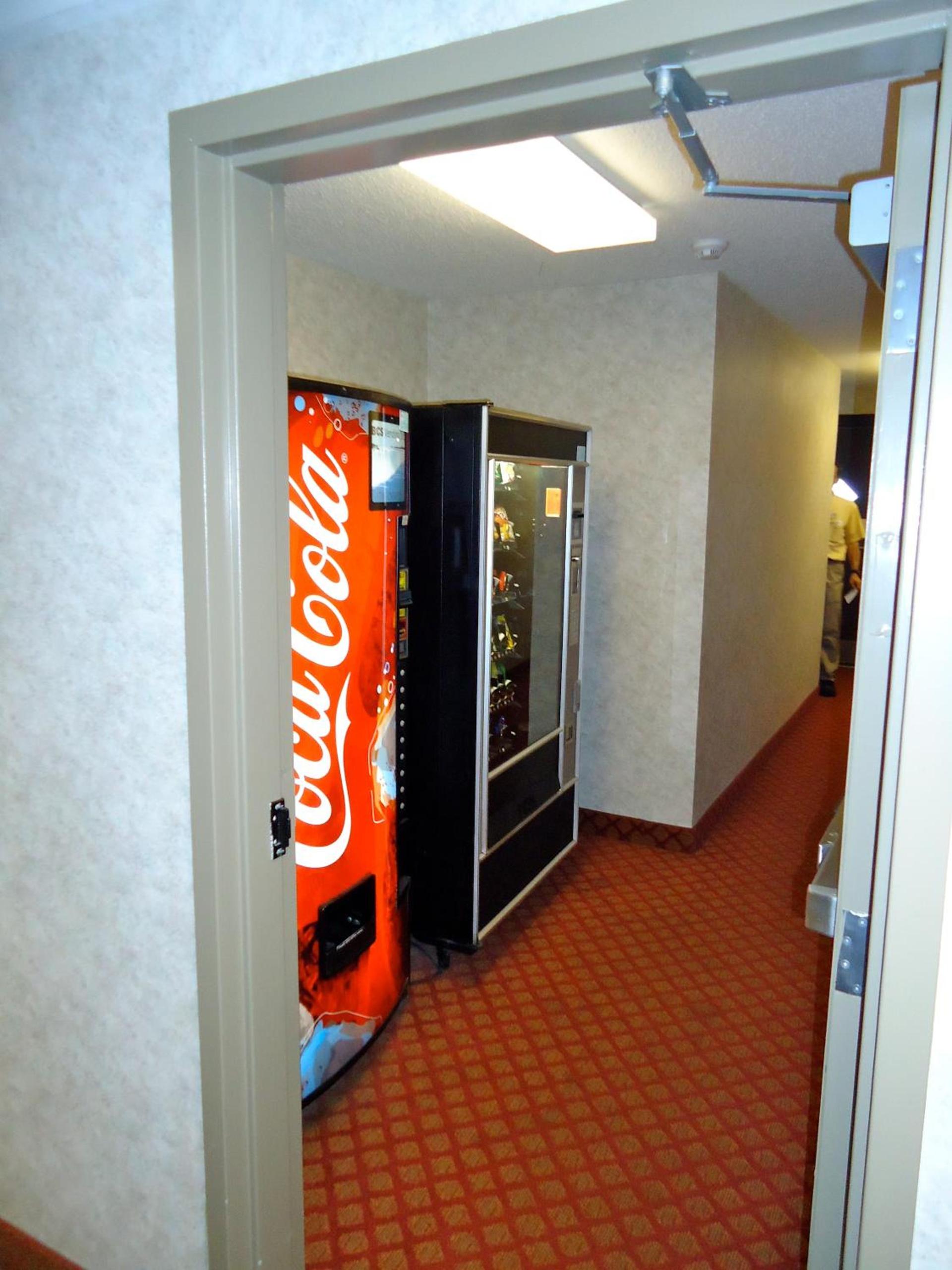 Super 8 by Wyndham Niagara Falls photo 19