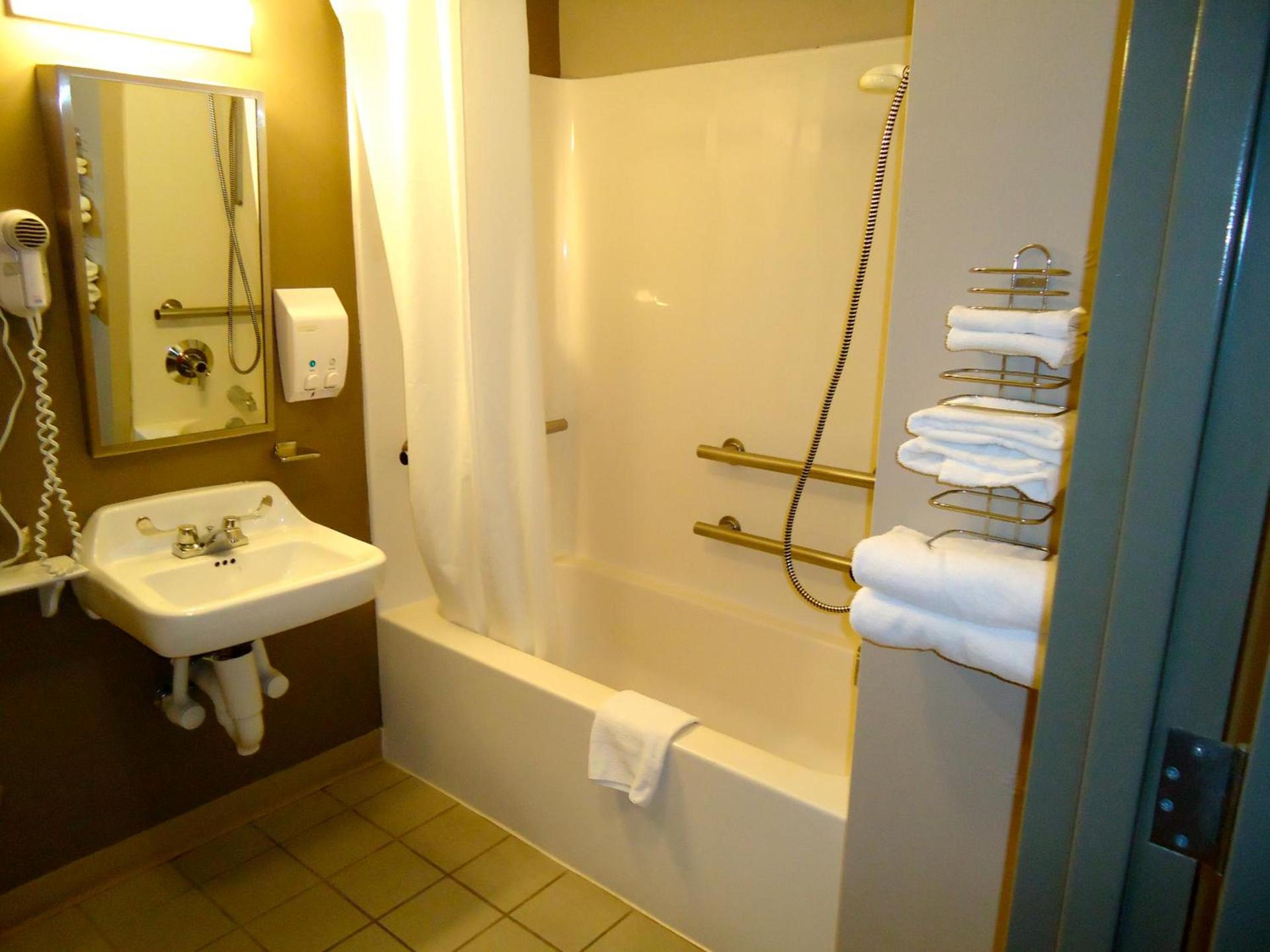 Super 8 by Wyndham Niagara Falls photo 30