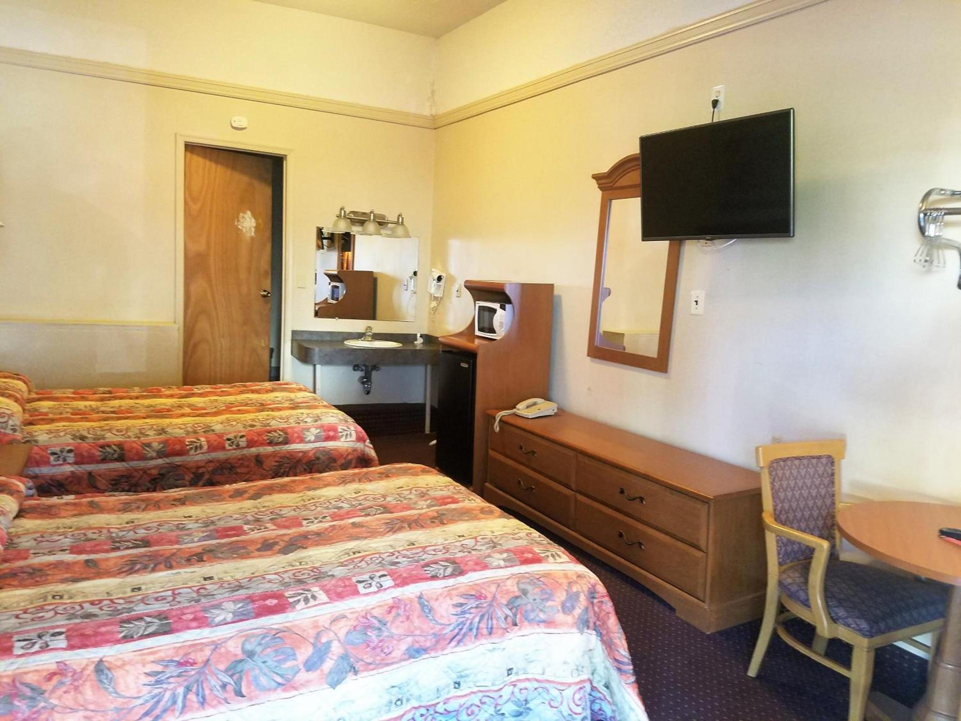 Travelers Lodge photo 12