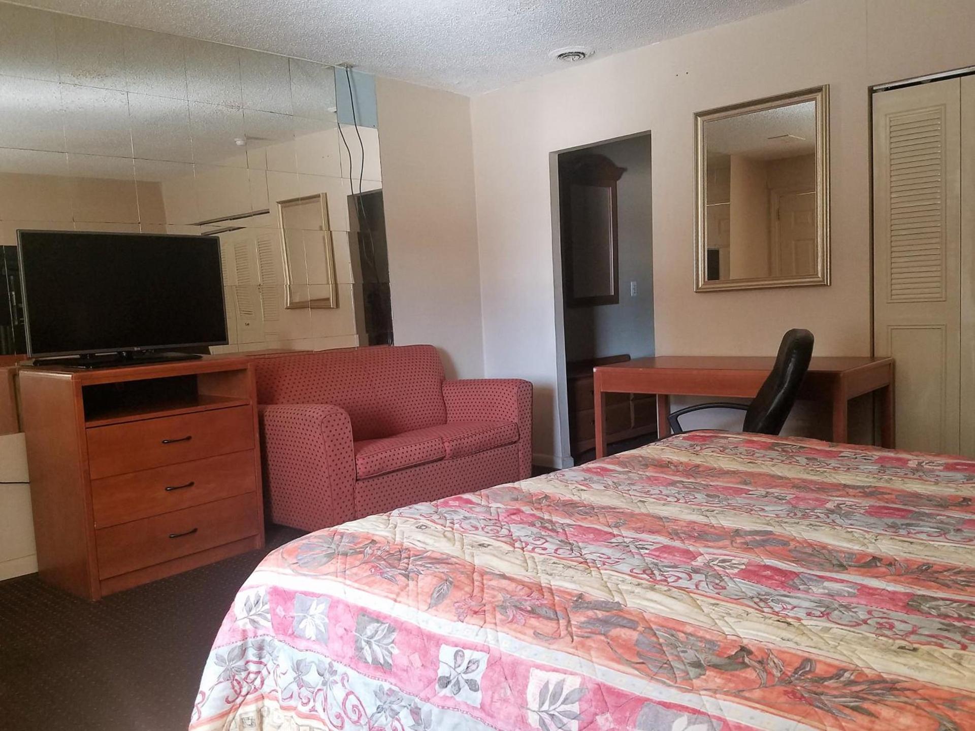 Travelers Lodge photo 13