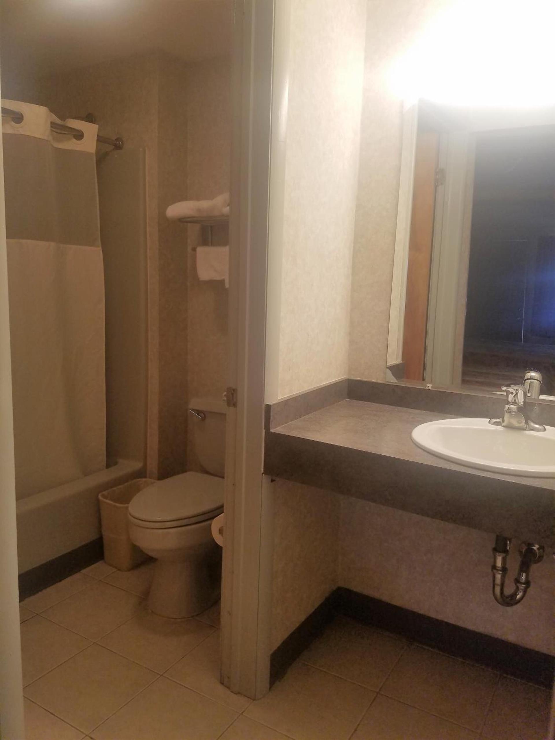 Travelers Lodge photo 24