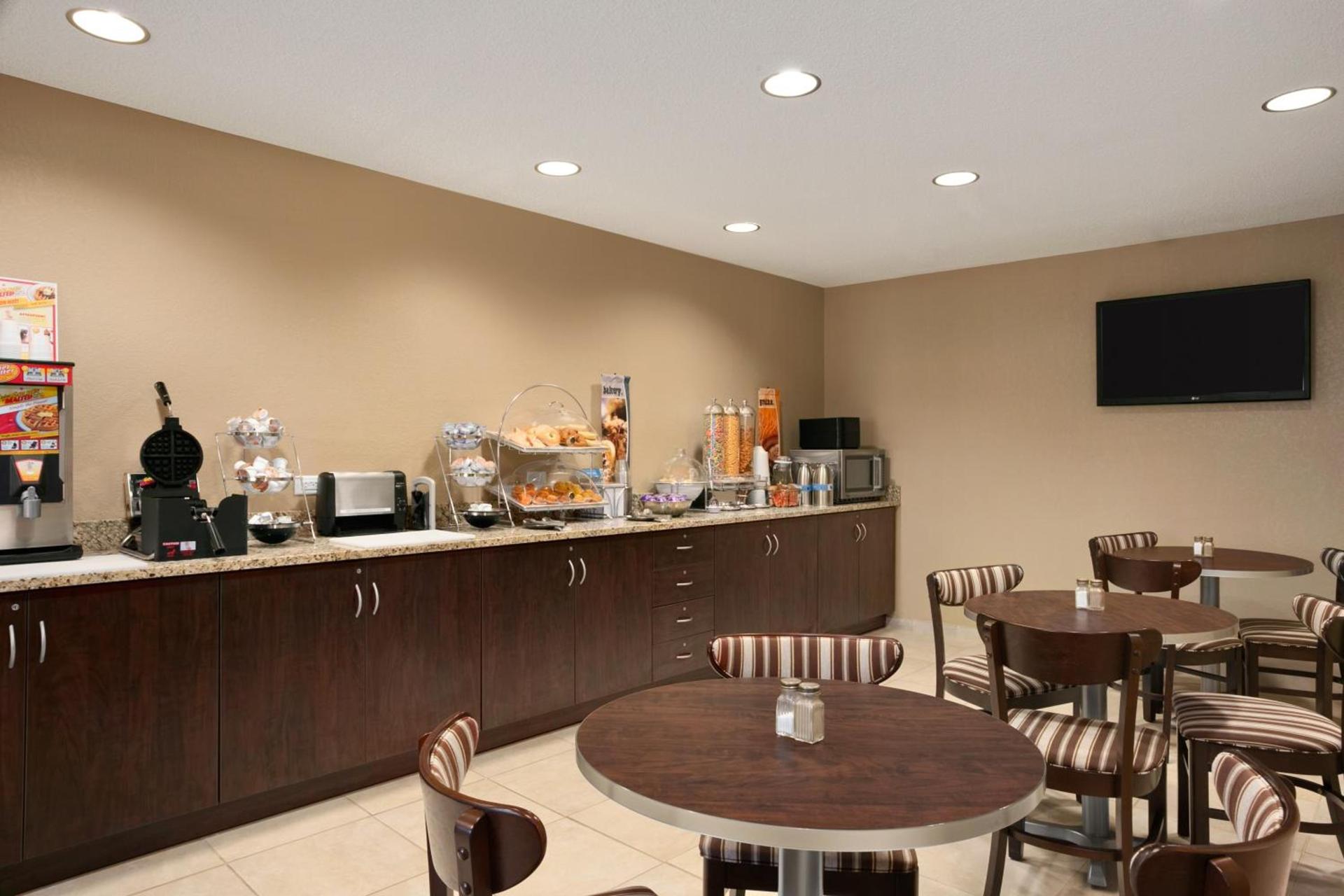 Microtel Inn & Suites By Wyndham Mineral Wells/Parkersburg photo 21