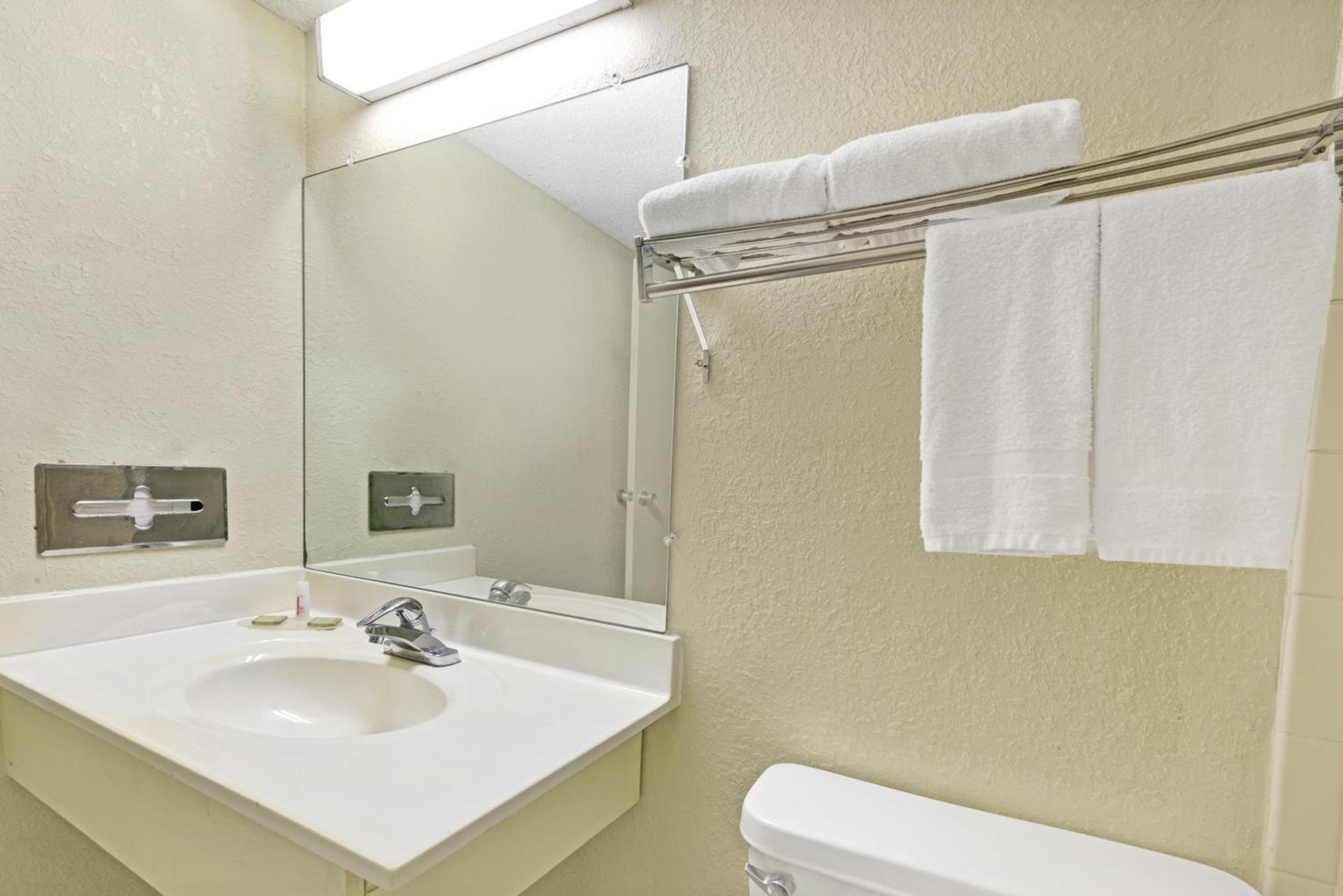 Super 8 by Wyndham Indianapolis South photo 23