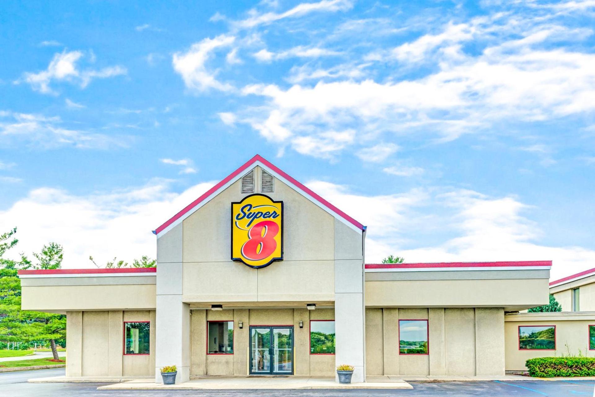 Super 8 by Wyndham Indianapolis South photo 2