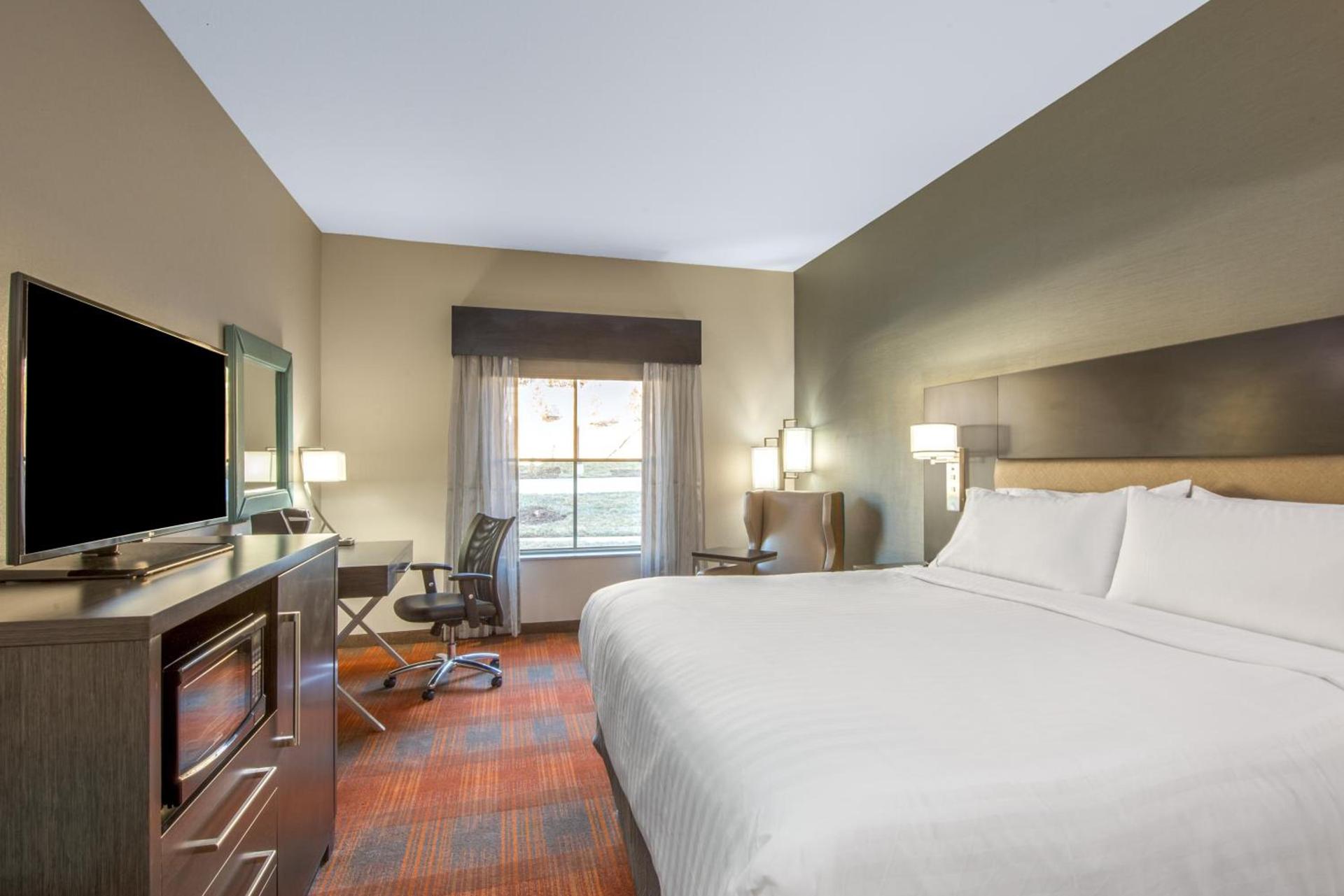 Holiday Inn Express & Suites Shawnee - Kansas City West by IHG photo 2