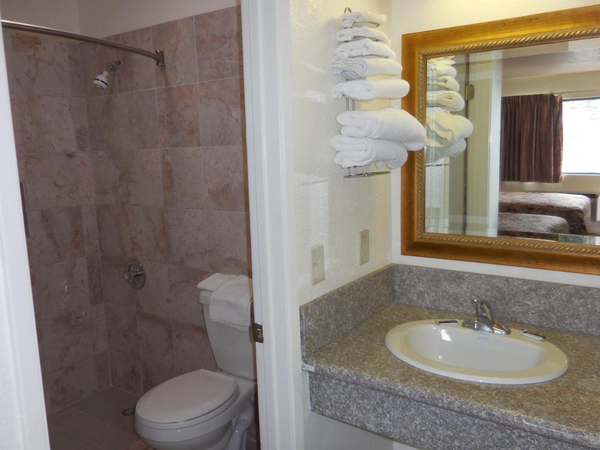 Best Economy Inn & Suites photo 13