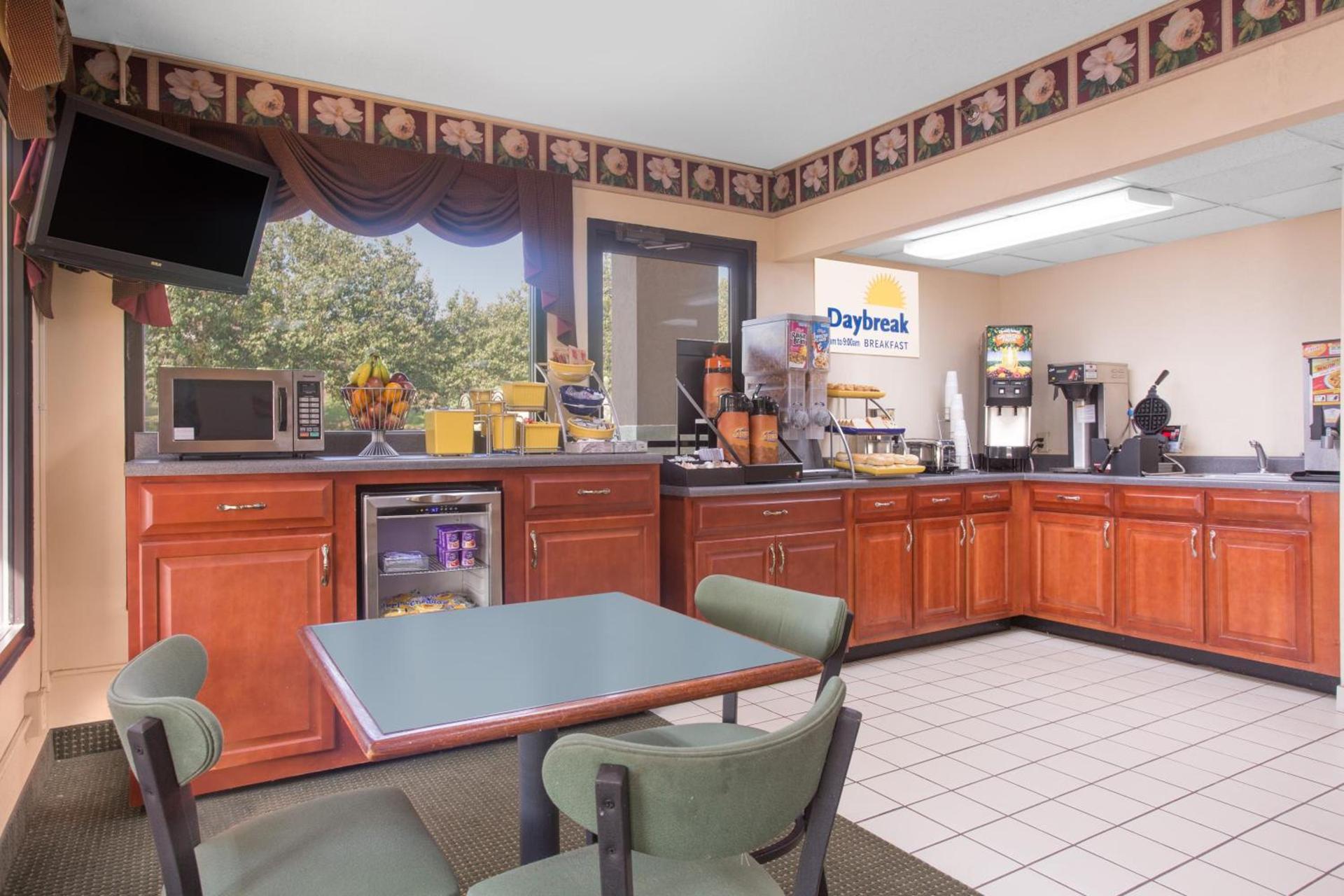 Days Inn by Wyndham Dublin GA photo 18