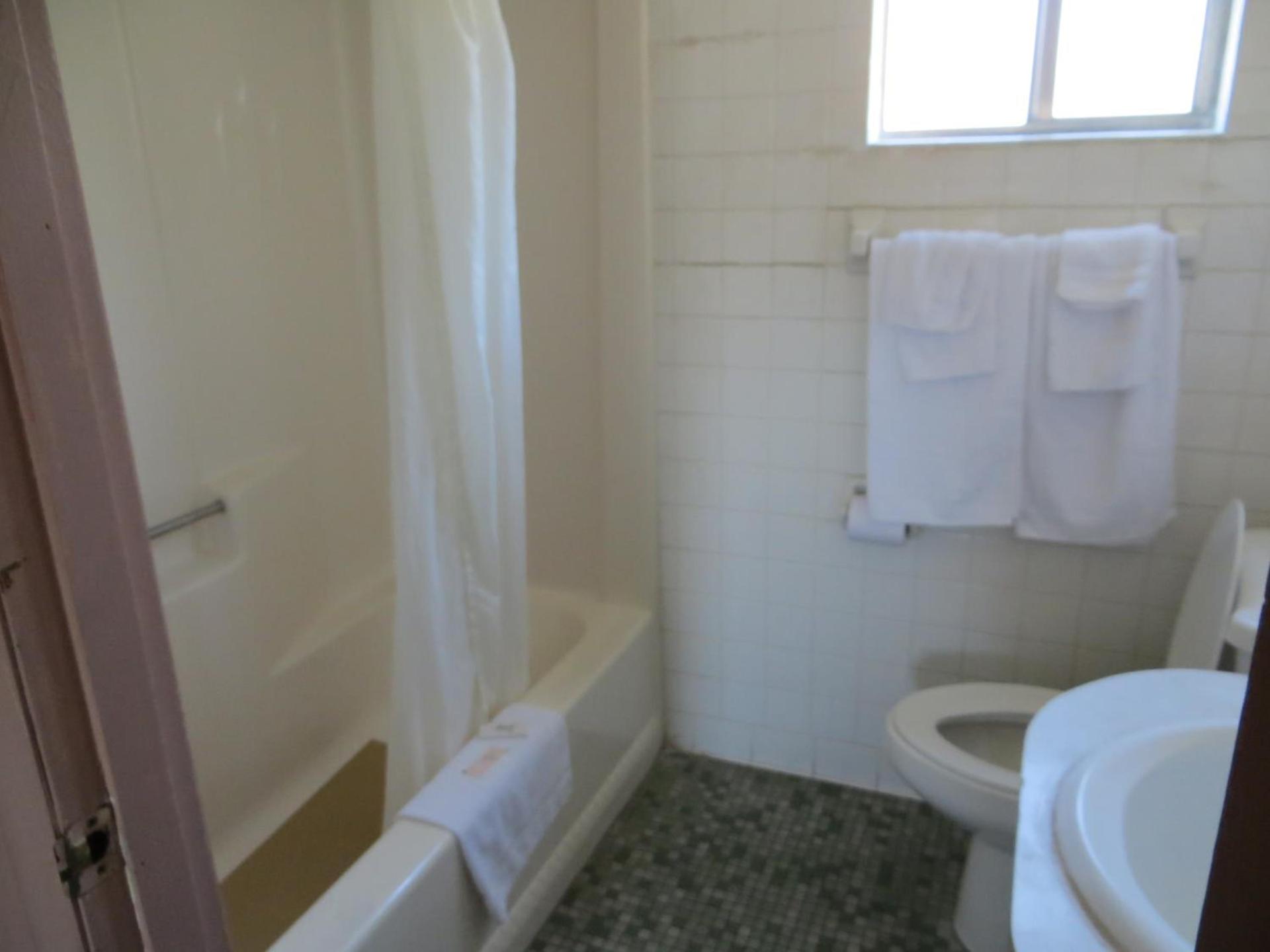 Redwood Inn photo 3