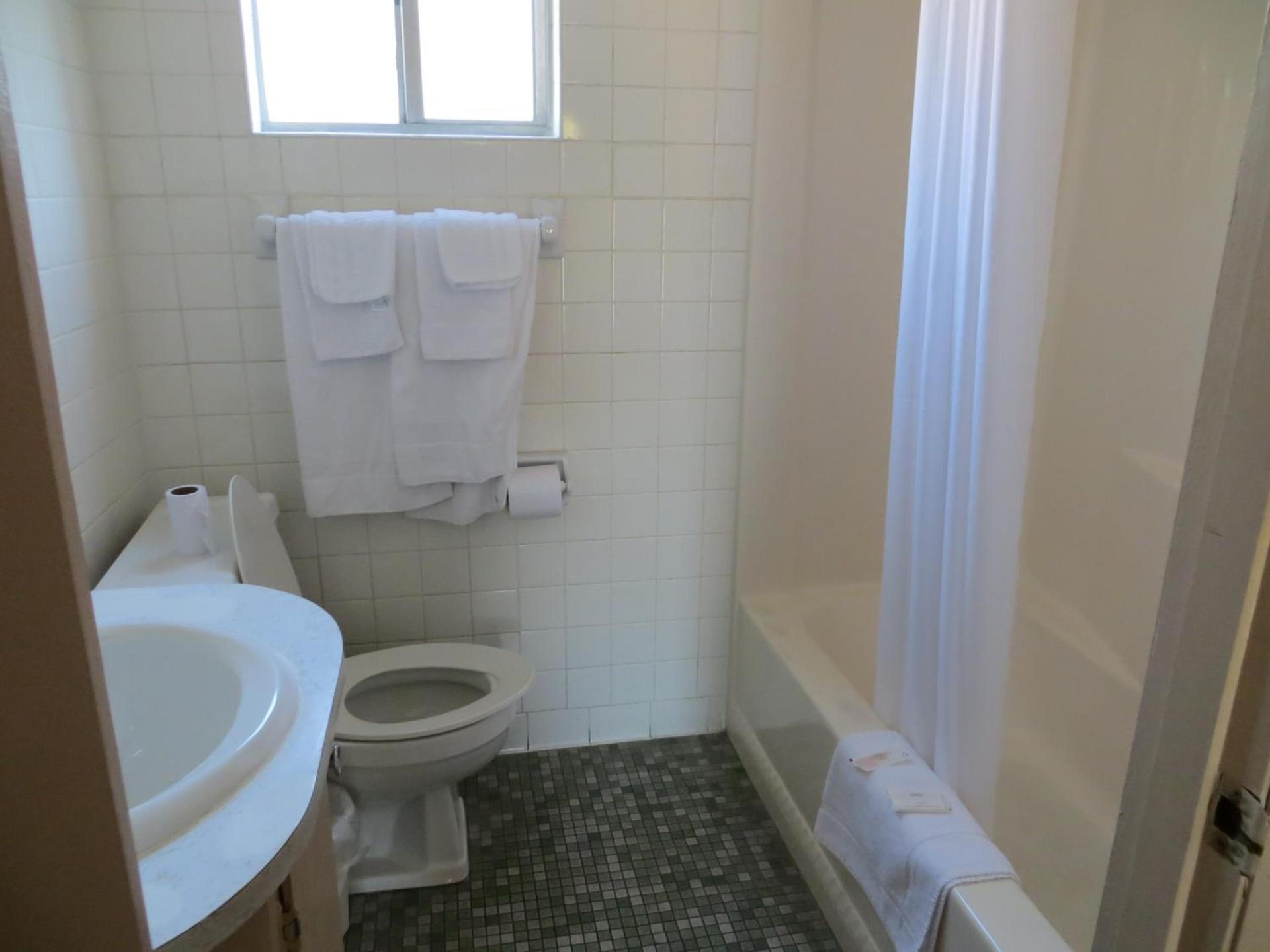Redwood Inn photo 14