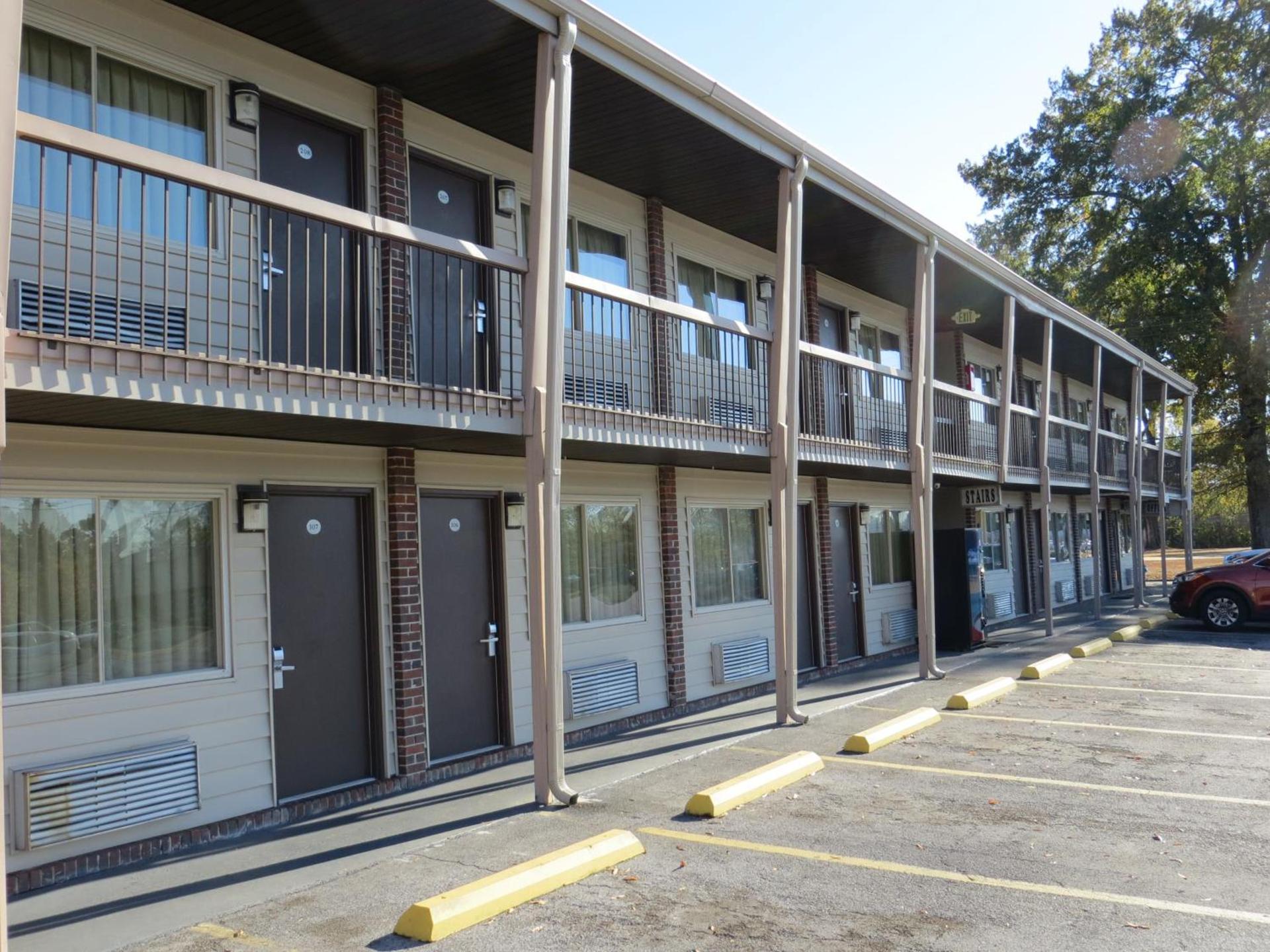 Redwood Inn photo 16