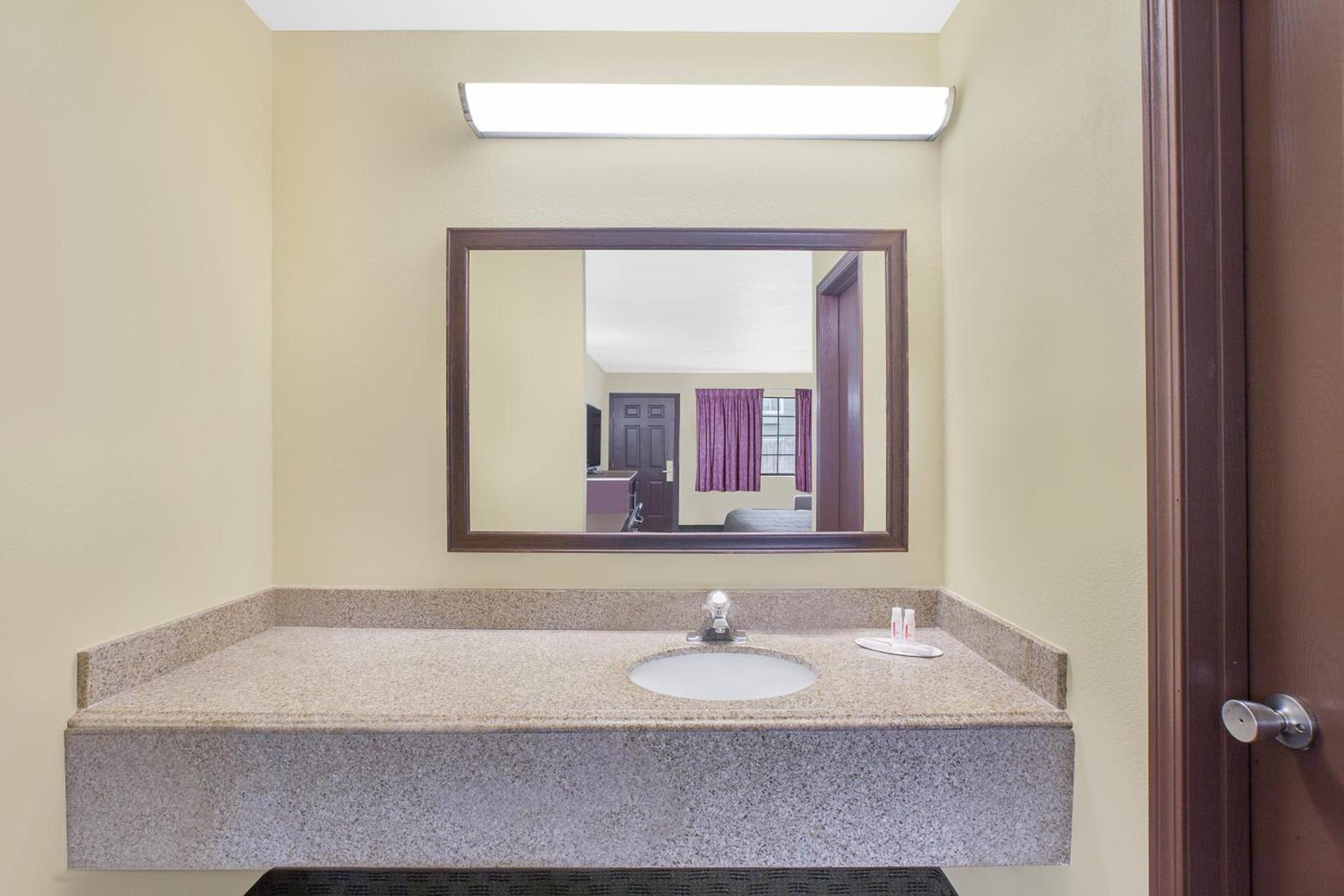 Days Inn by Wyndham Fayetteville photo 28