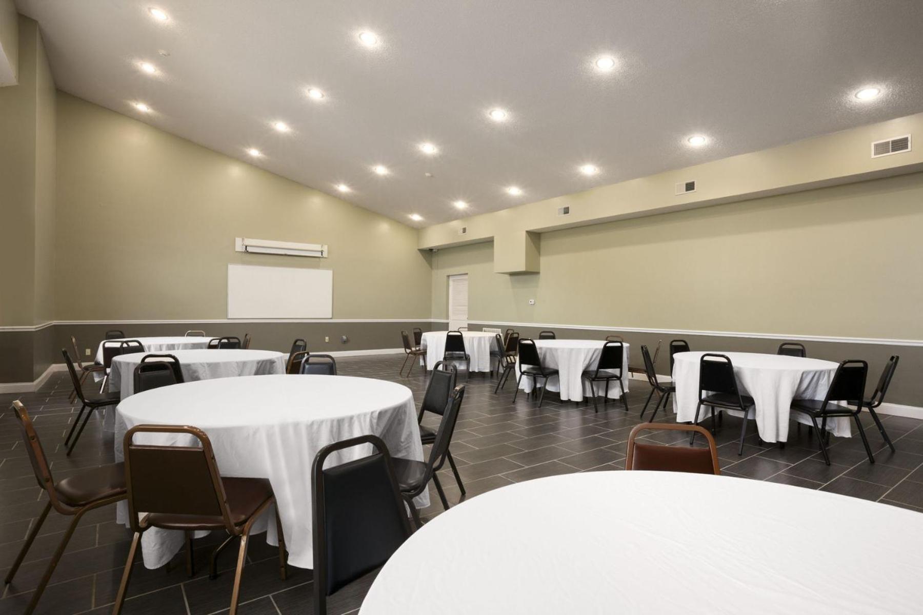 Days Inn & Suites by Wyndham Cherry Hill - Philadelphia photo 39