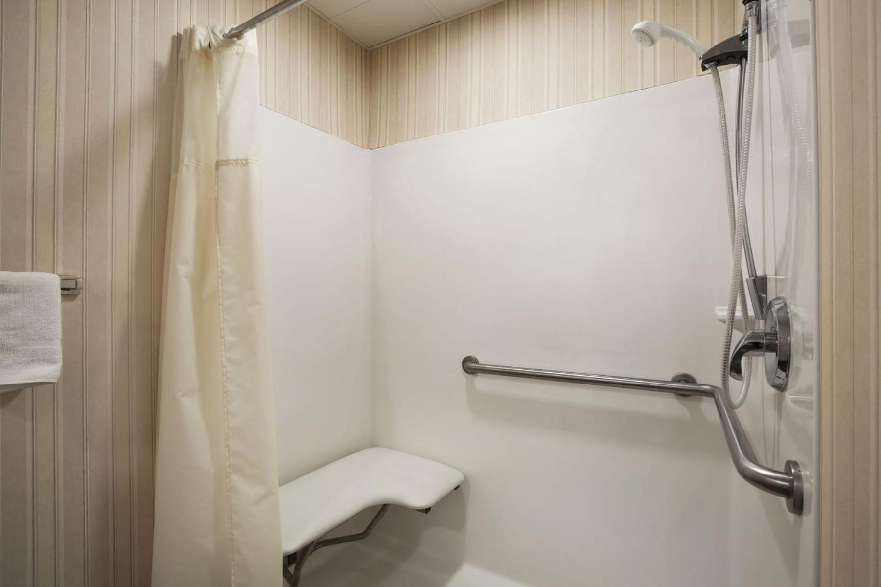 Days Inn & Suites by Wyndham Cherry Hill - Philadelphia photo 41