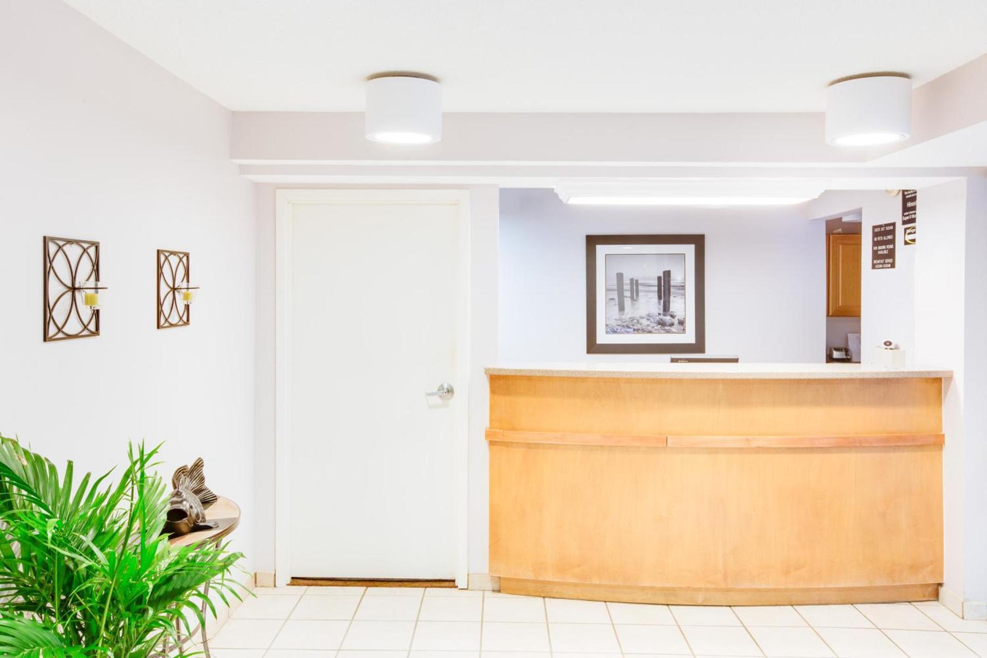 Super 8 by Wyndham Diberville Biloxi Area photo 29