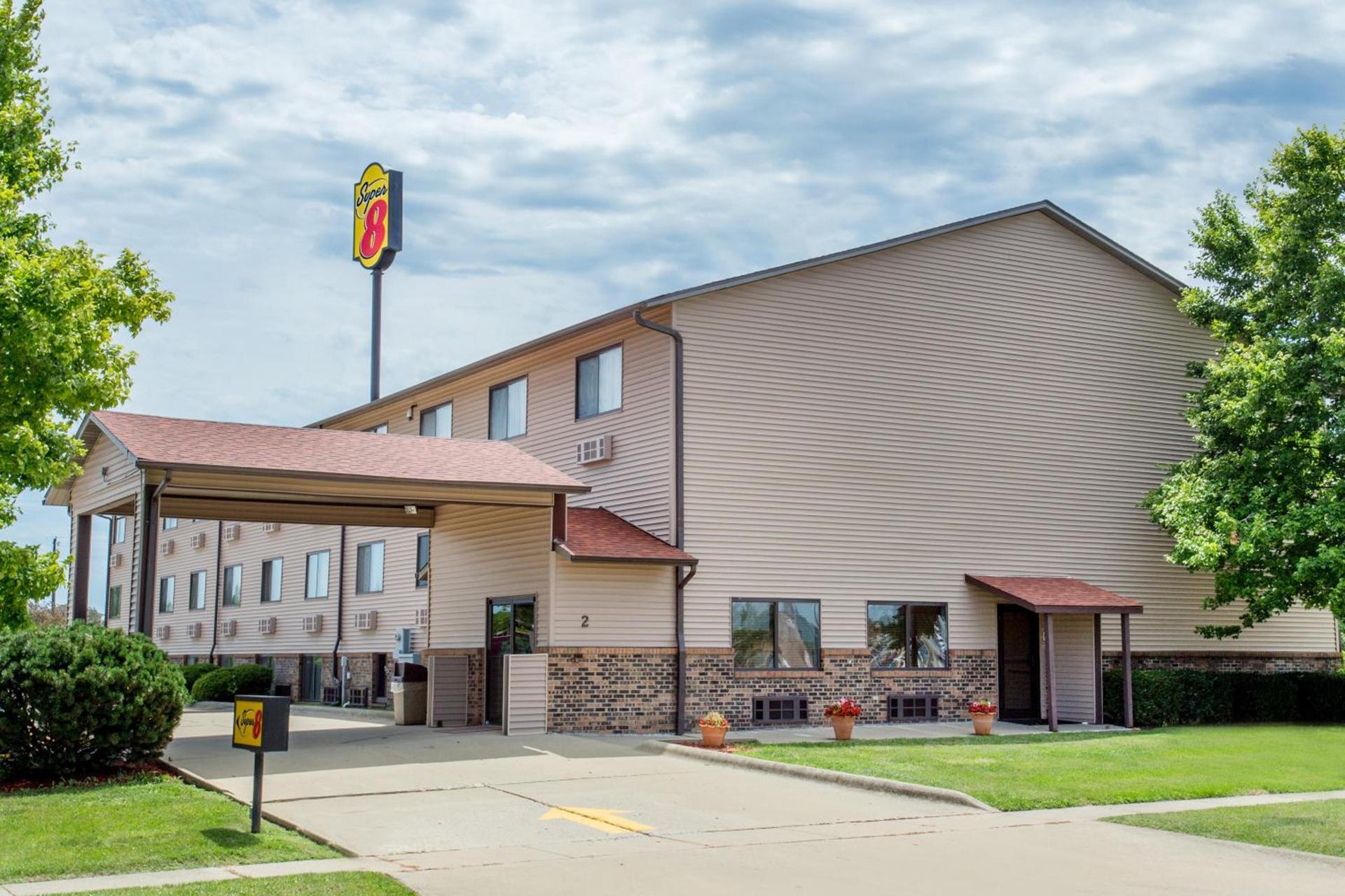 Super 8 by Wyndham Normal Bloomington photo 16