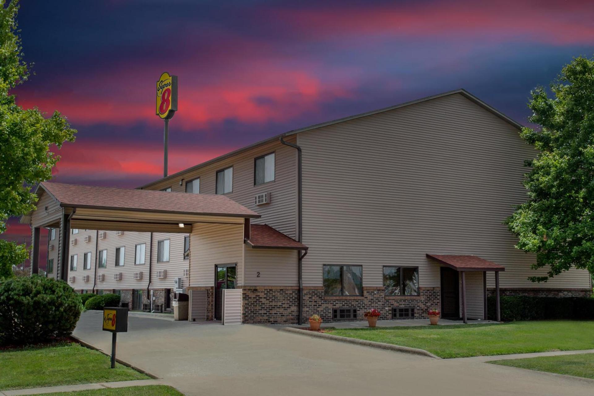 Super 8 by Wyndham Normal Bloomington photo 18