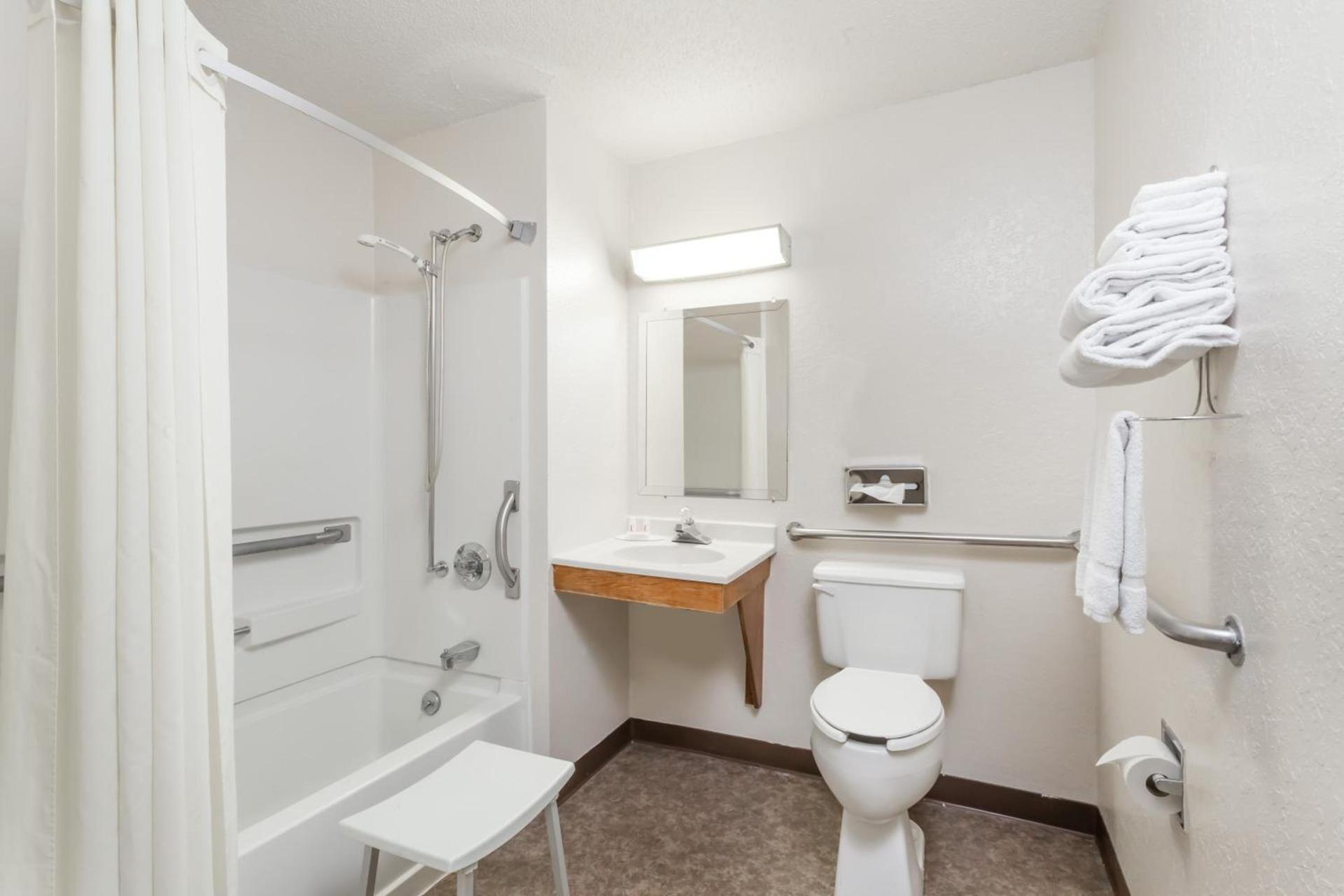 Super 8 by Wyndham Sidney NY photo 16
