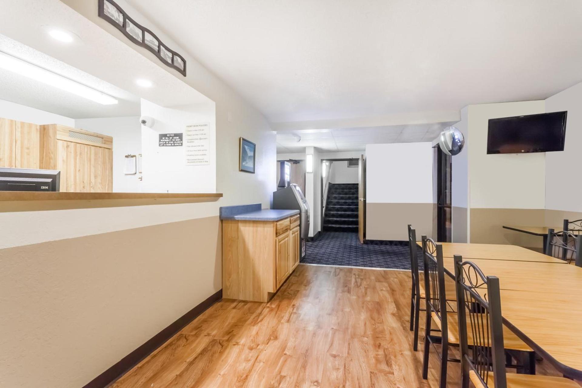 Super 8 by Wyndham Sidney NY photo 20