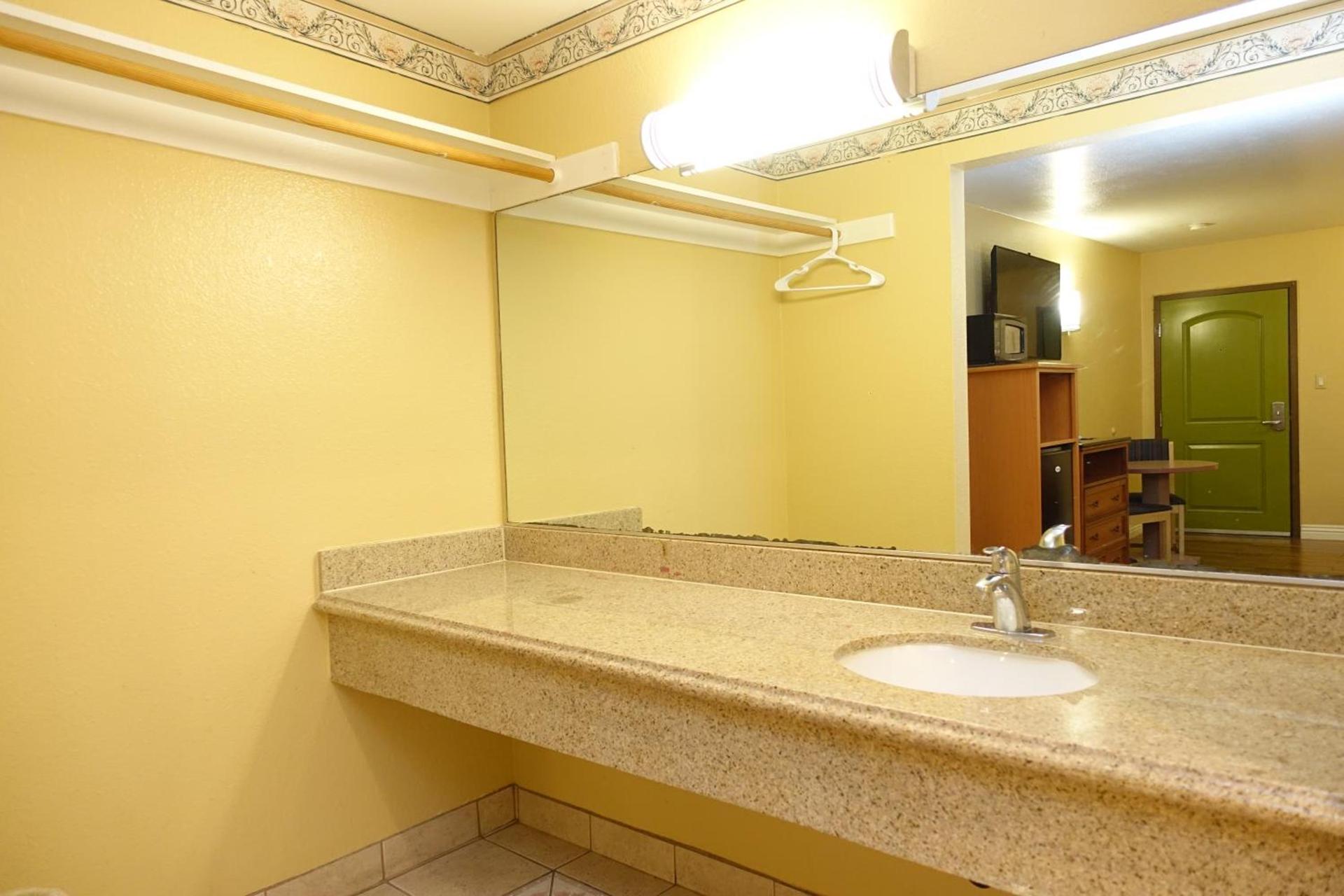 Tropic Lodge photo 21