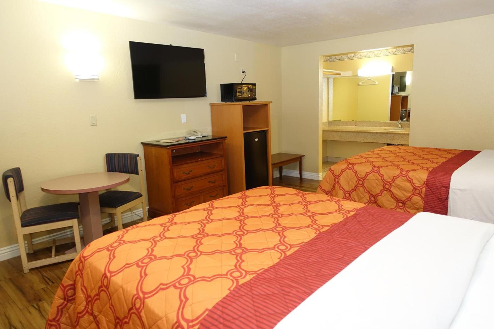 Tropic Lodge photo 20