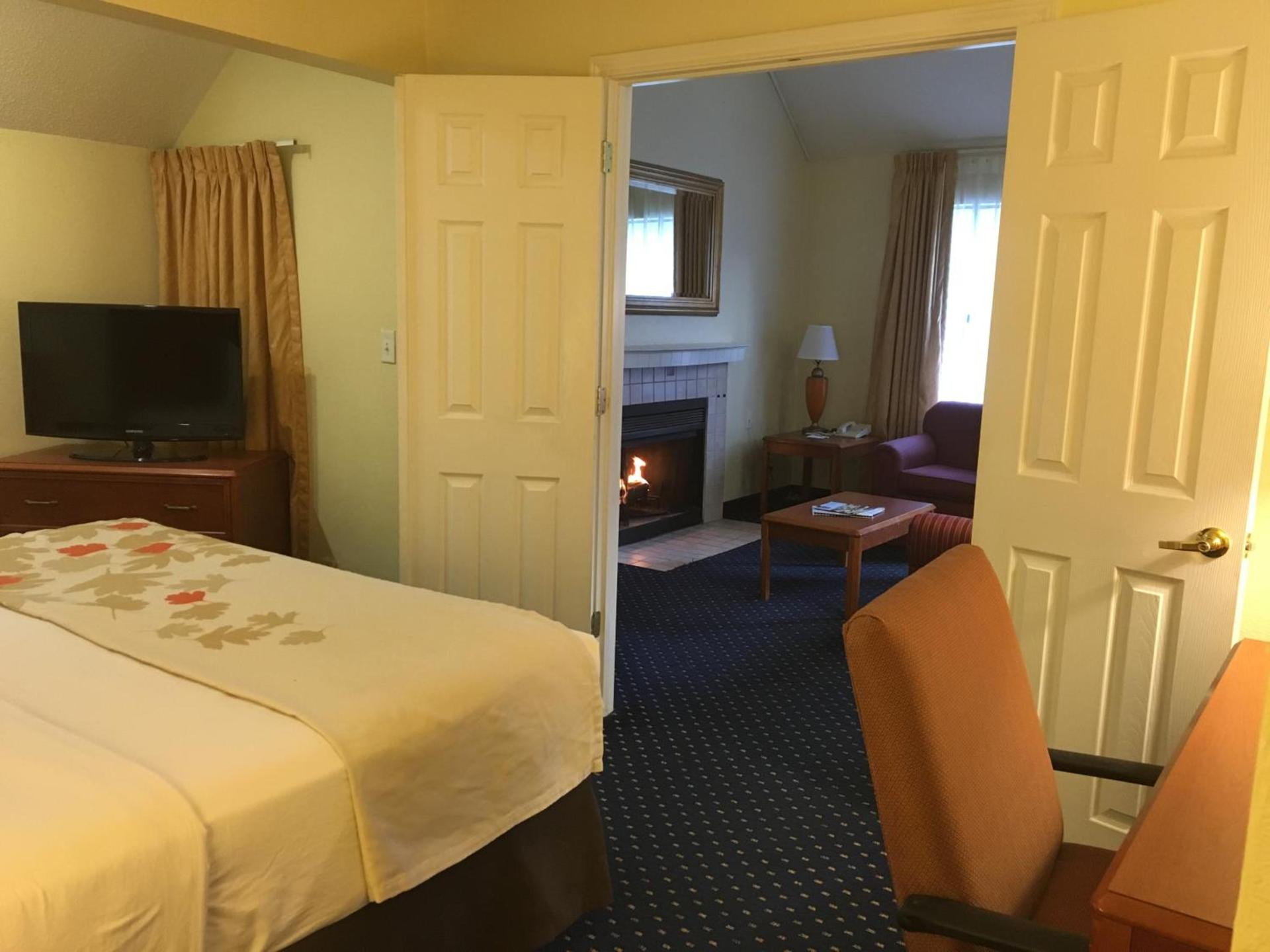 Birch Hill Suites Grand Rapids photo 10