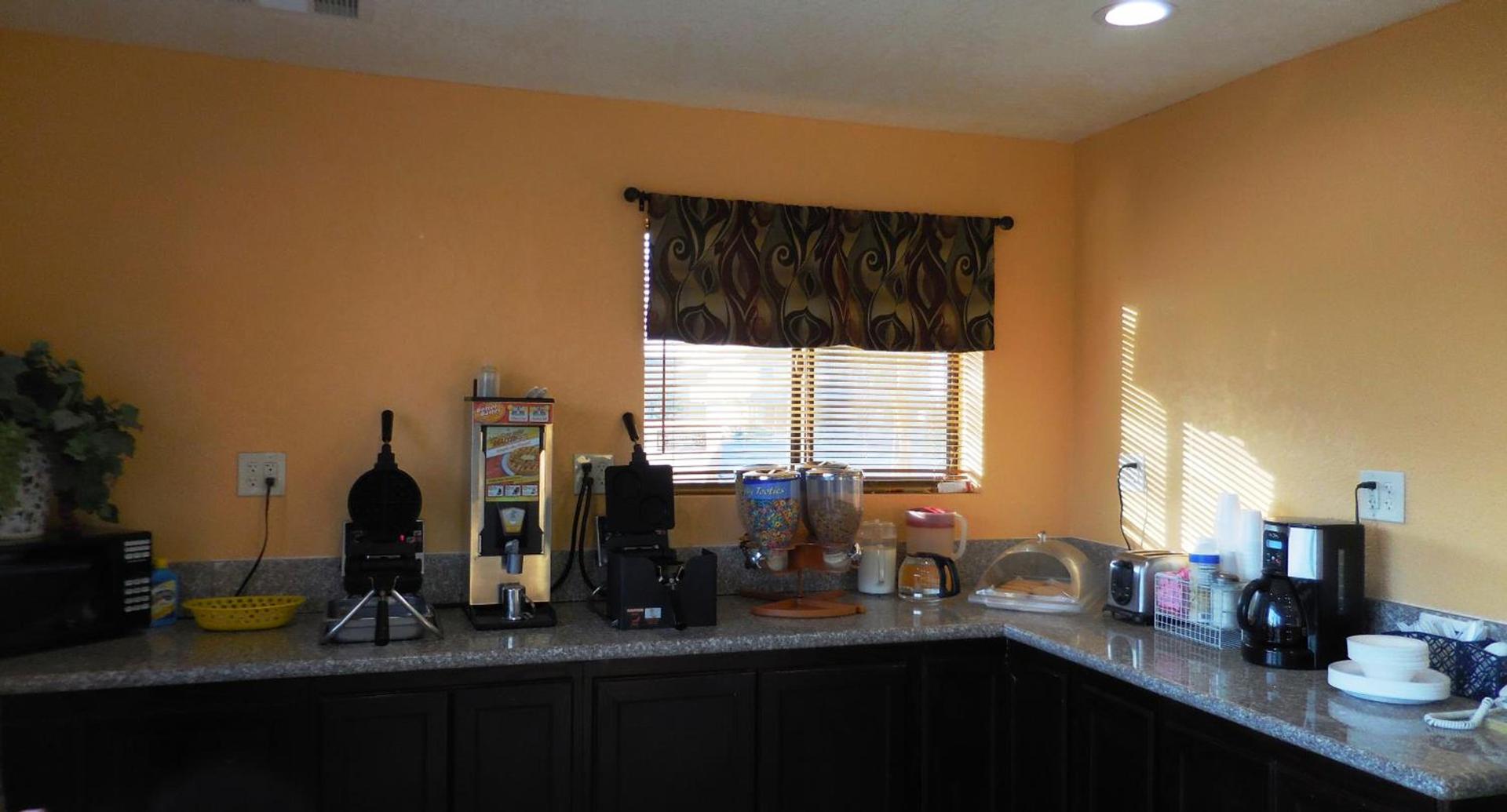 Best Economy Inn & Suites photo 18