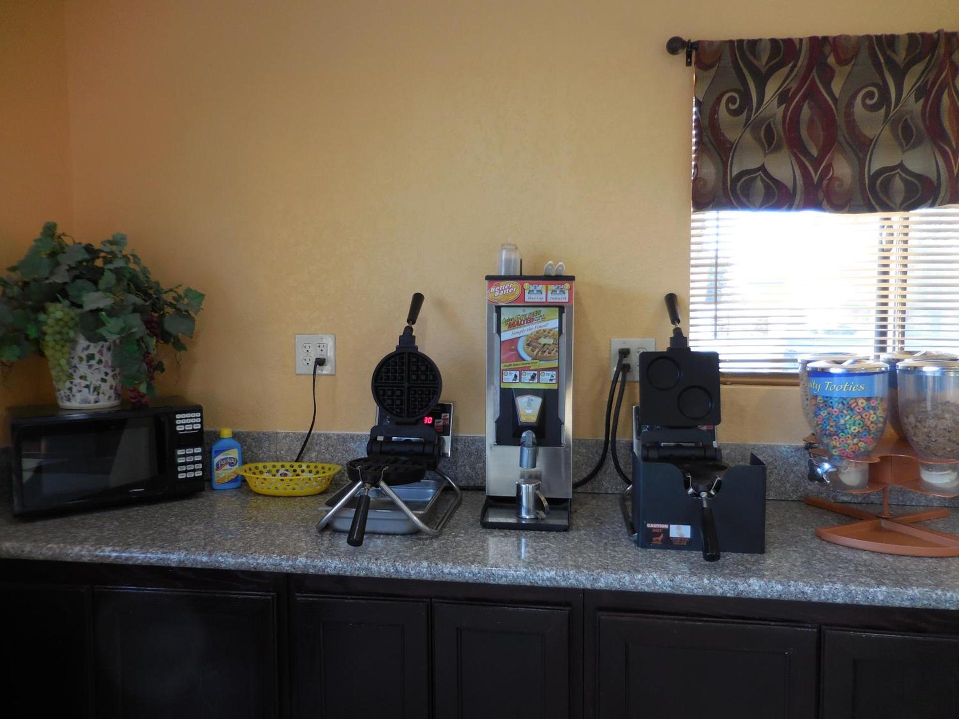 Best Economy Inn & Suites photo 19