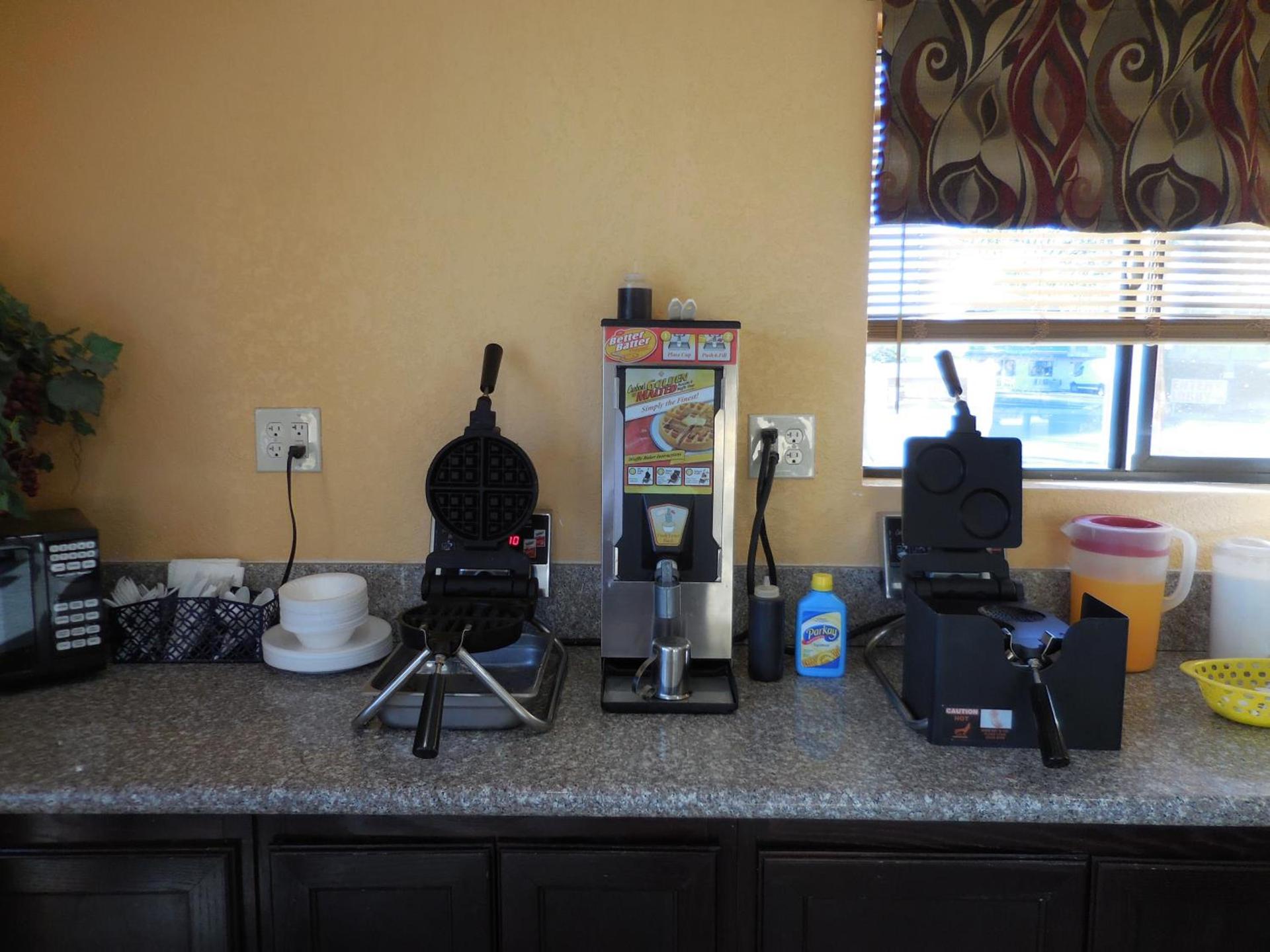 Best Economy Inn & Suites photo 20