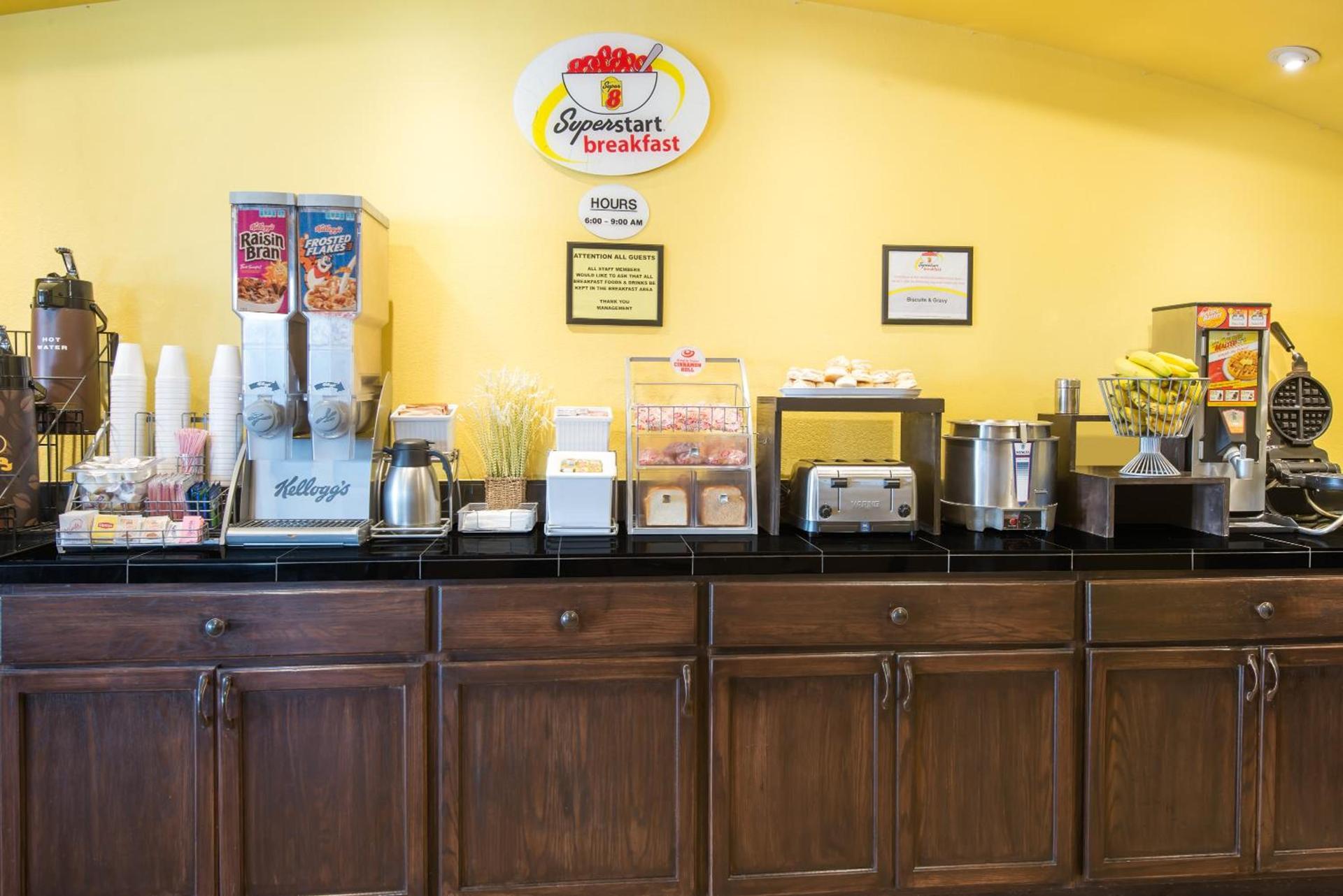 Super 8 by Wyndham Colby photo 16