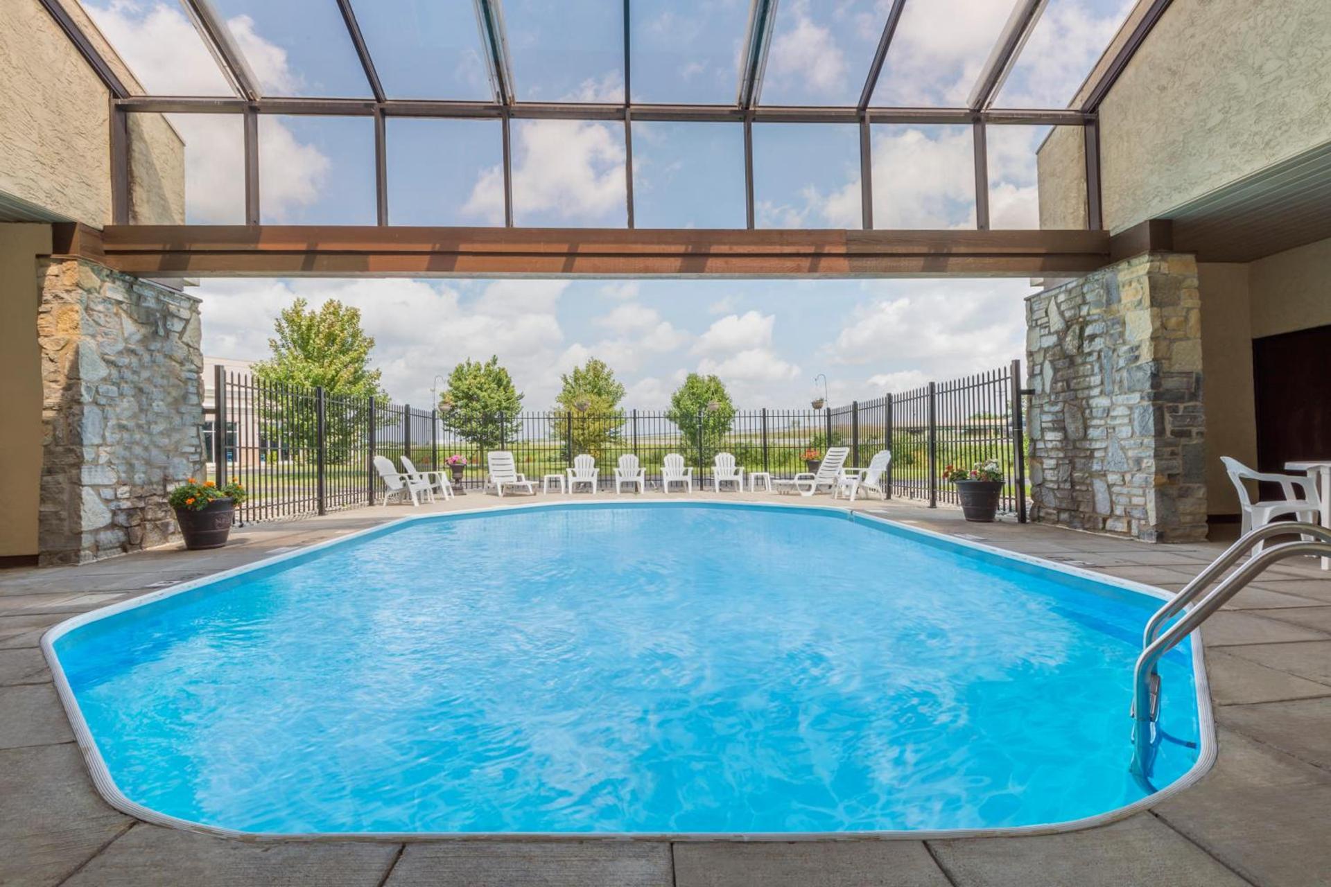 Days Inn by Wyndham Maumee/Toledo photo 41