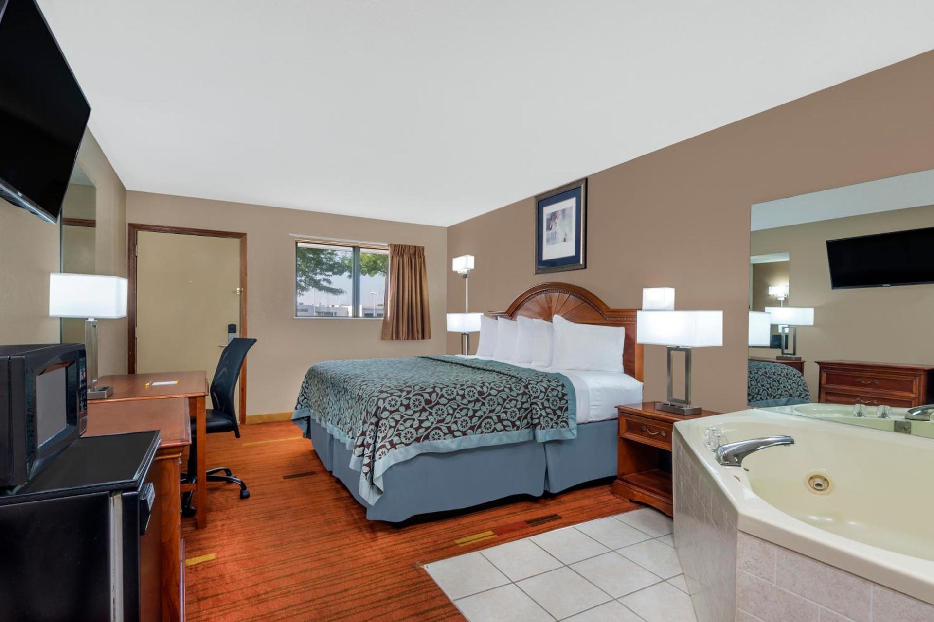 Days Inn by Wyndham Maumee/Toledo photo 37
