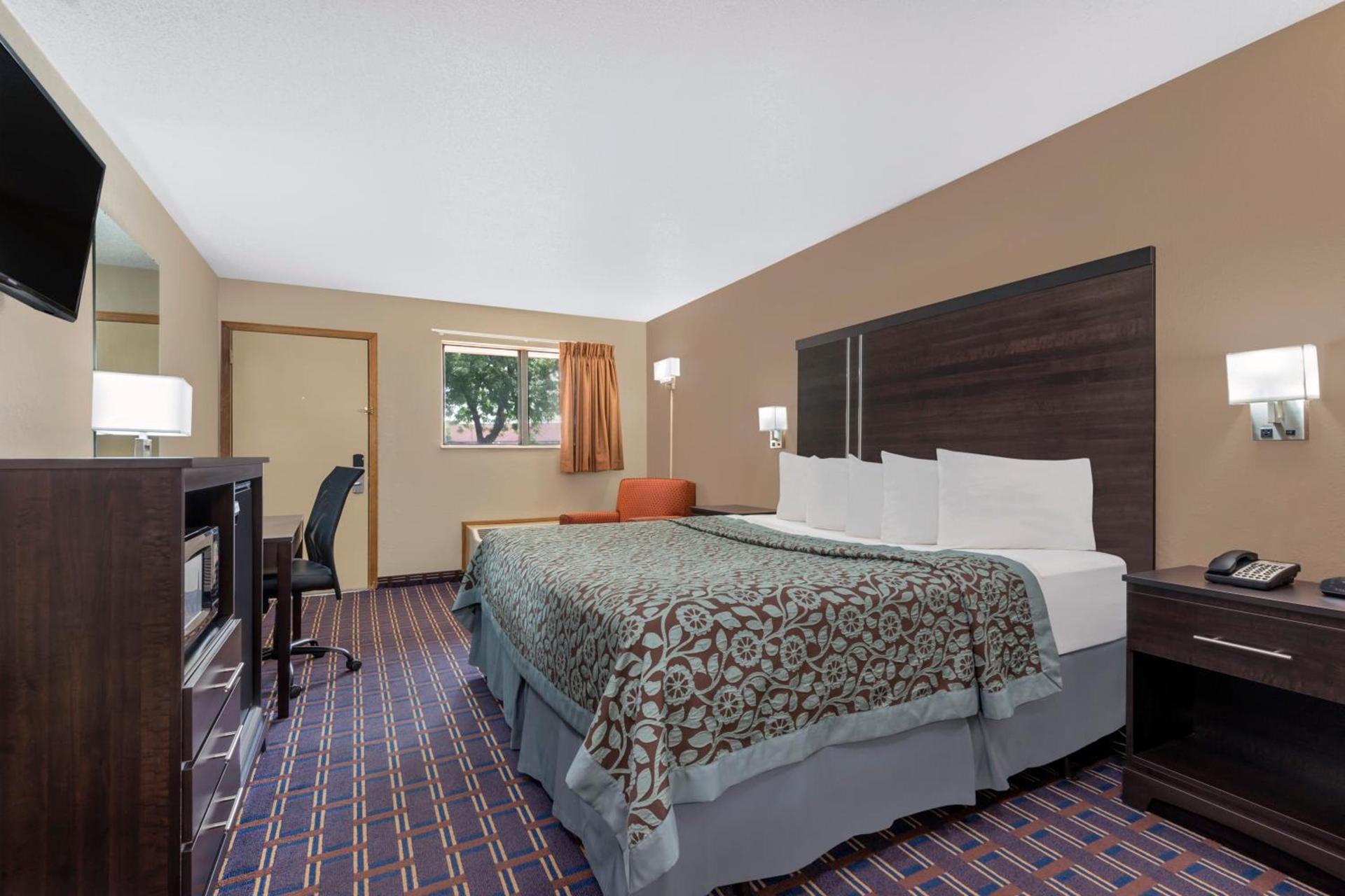 Days Inn by Wyndham Maumee/Toledo photo 34