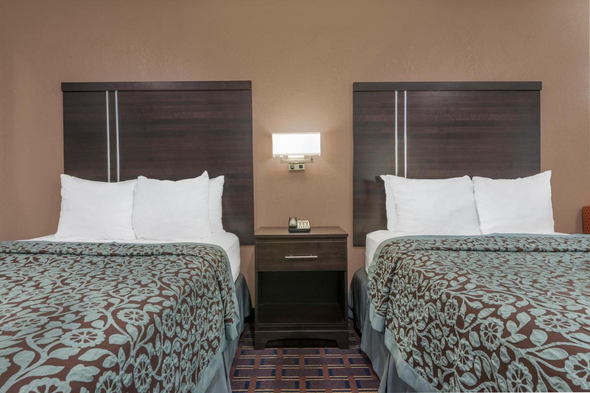 Days Inn by Wyndham Maumee/Toledo photo 33