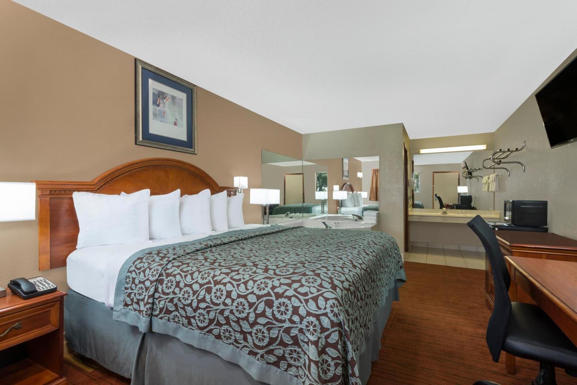 Days Inn by Wyndham Maumee/Toledo photo 32