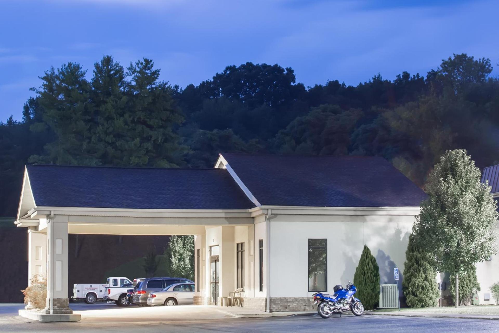 Spark by Hilton Daleville Roanoke North photo 5