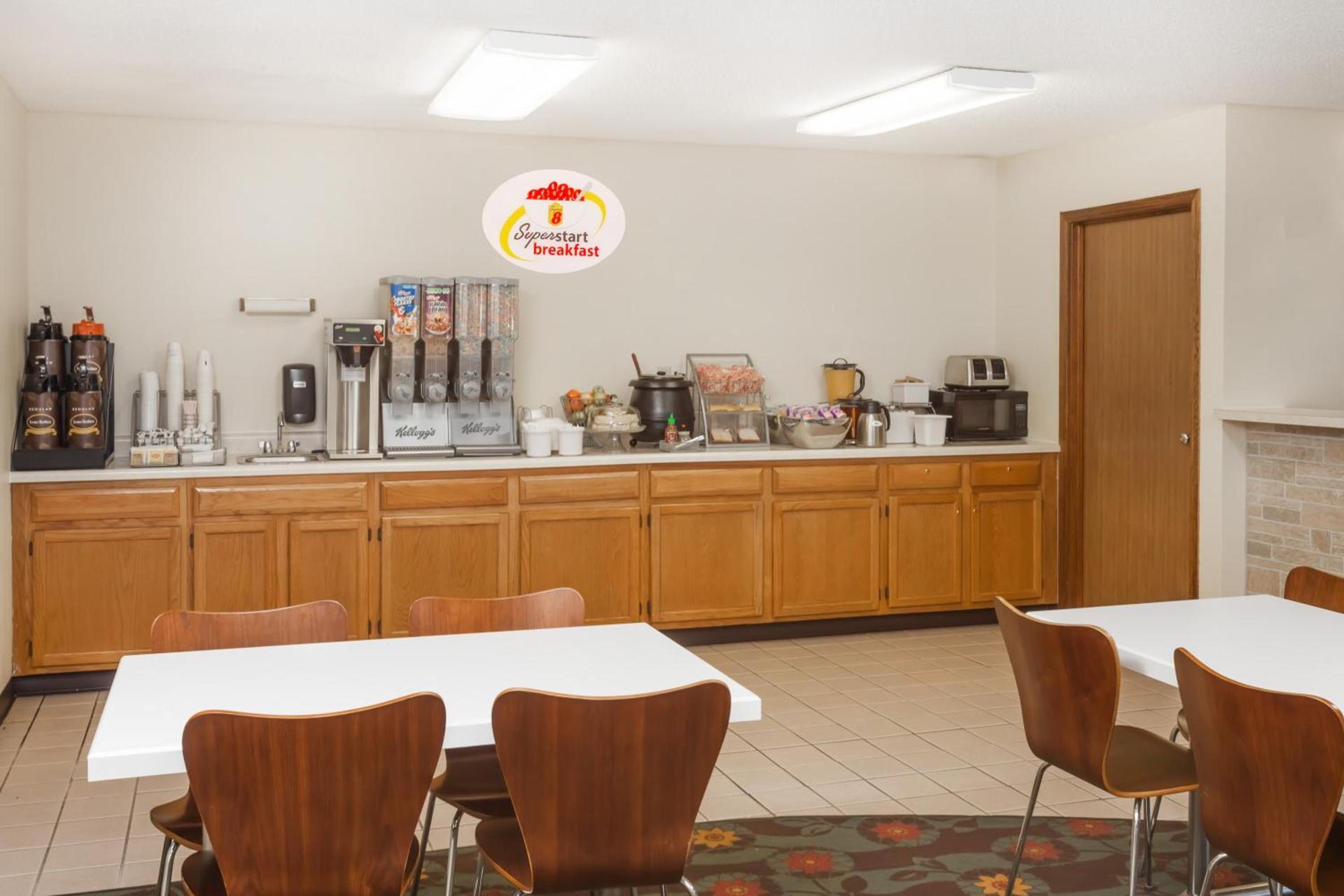 Super 8 by Wyndham Pekin/Peoria Area photo 19