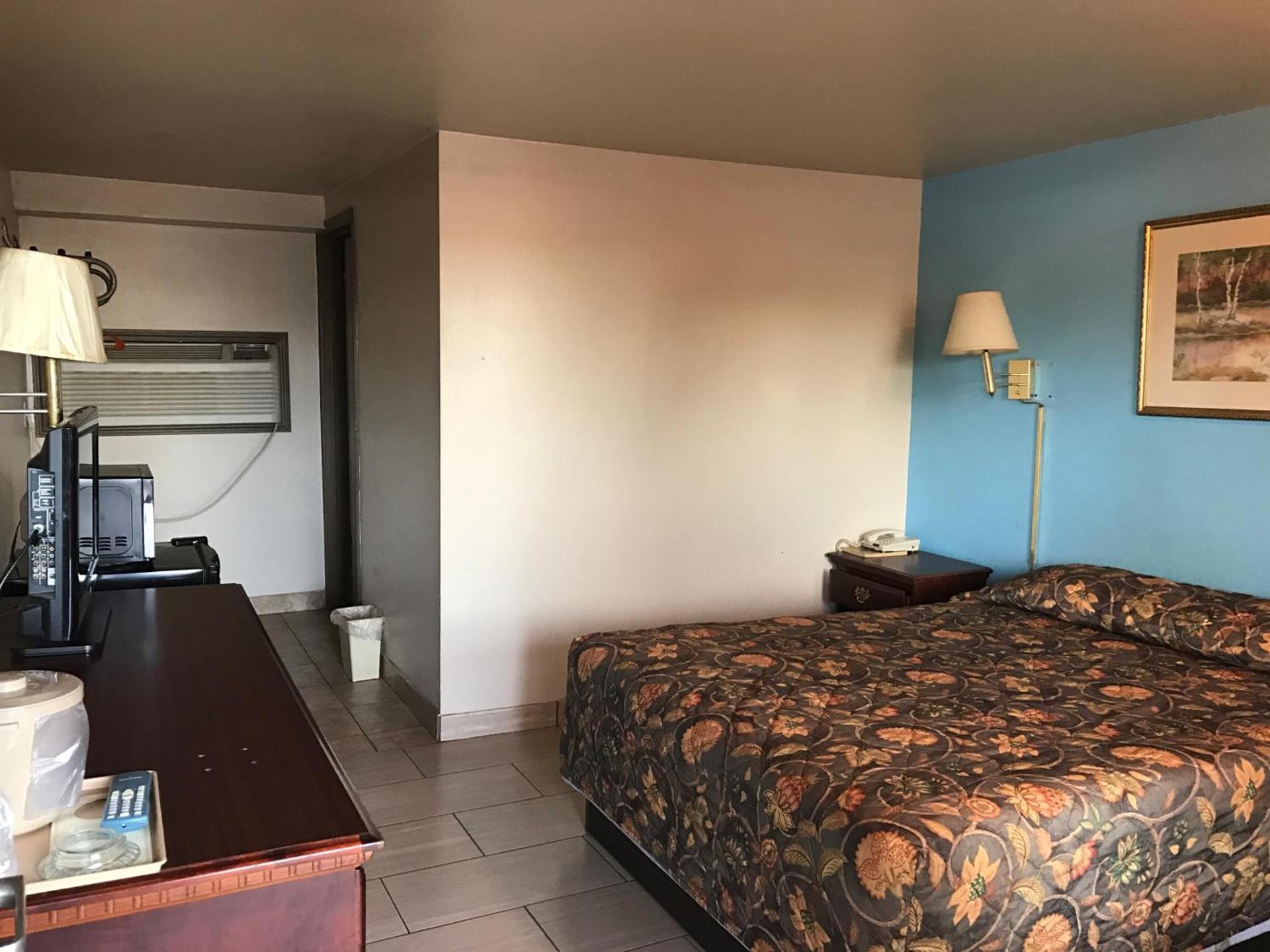 HWY Express Inn & Suites photo 9