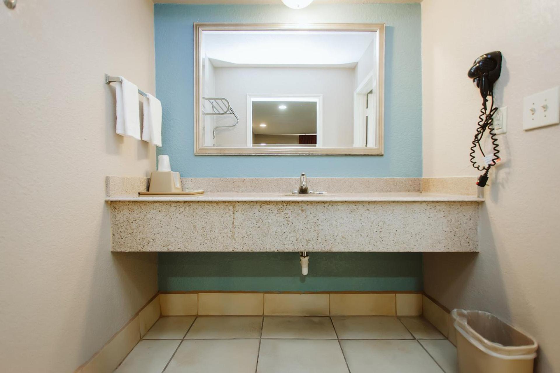 REGENCY INN - CHANNELVIEW photo 8
