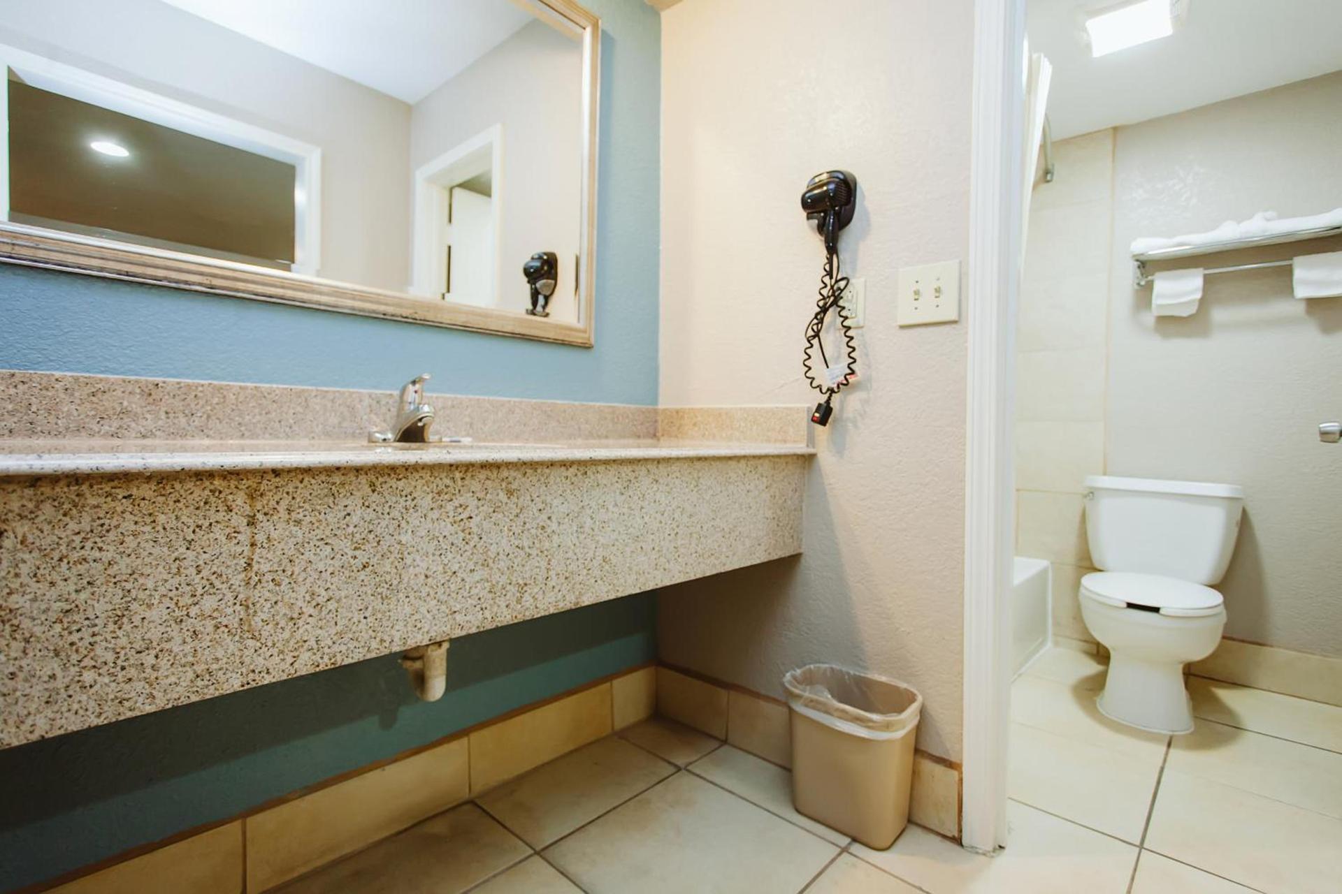 REGENCY INN - CHANNELVIEW photo 10
