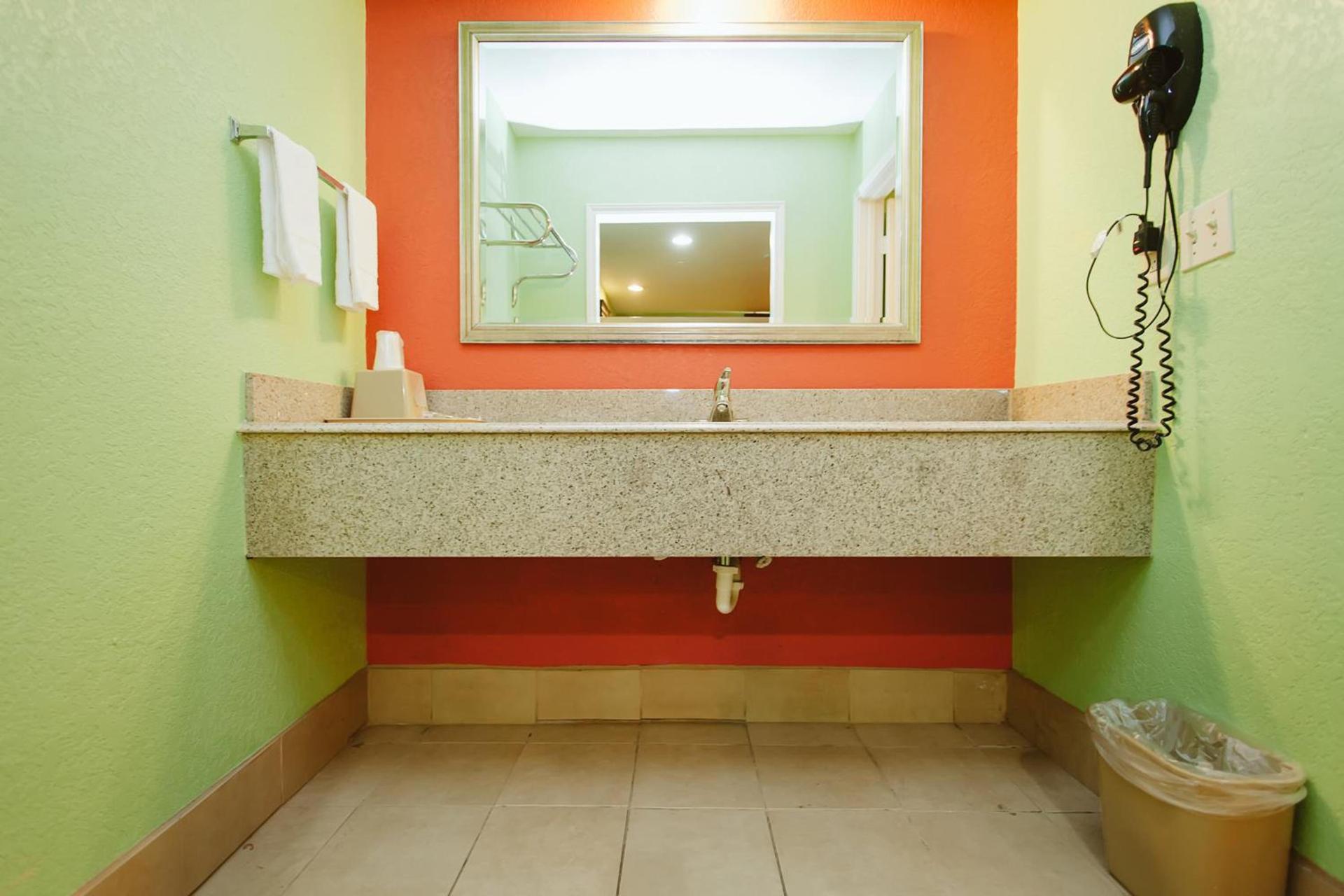 REGENCY INN - CHANNELVIEW photo 4