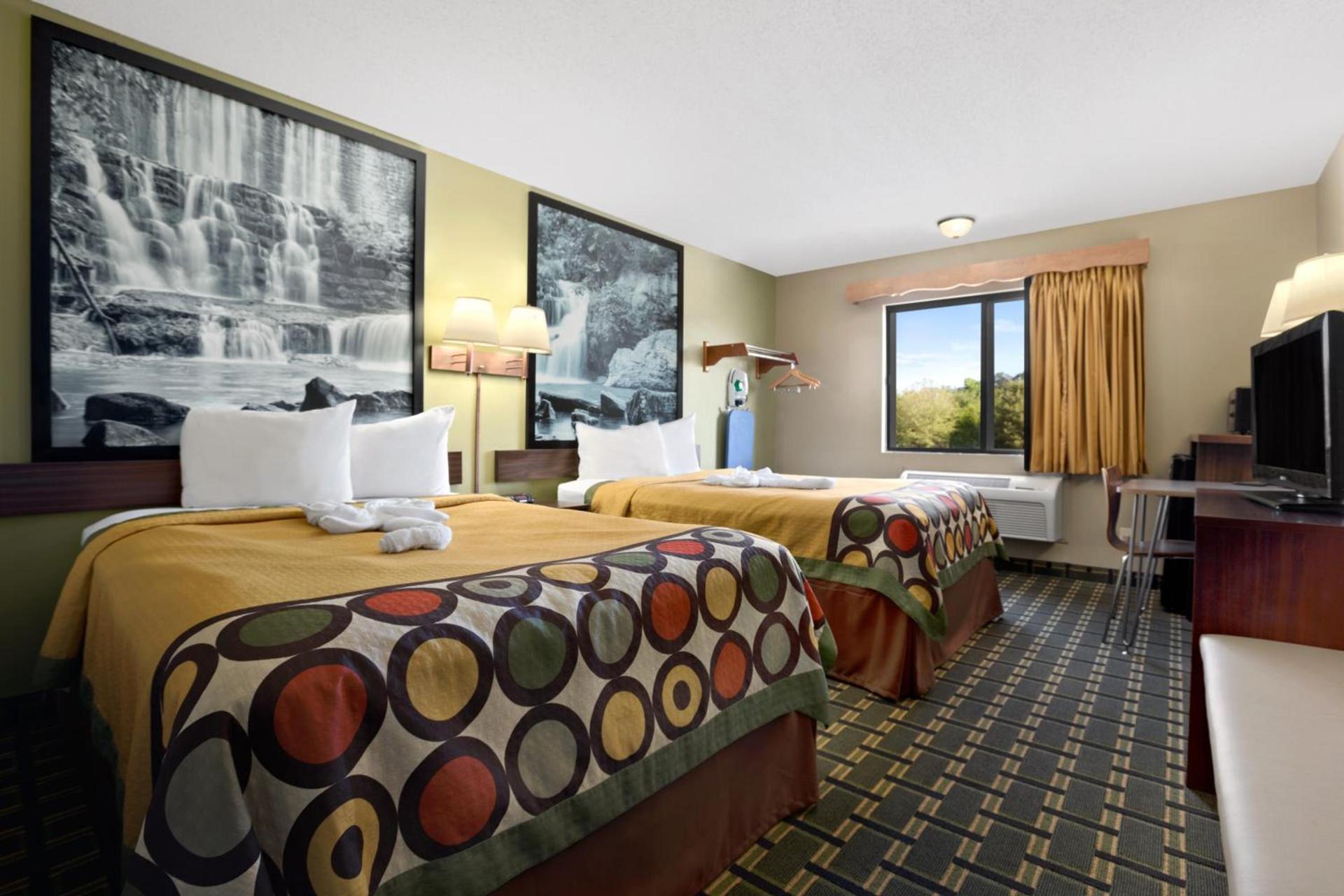 Super 8 by Wyndham Russellville photo 7