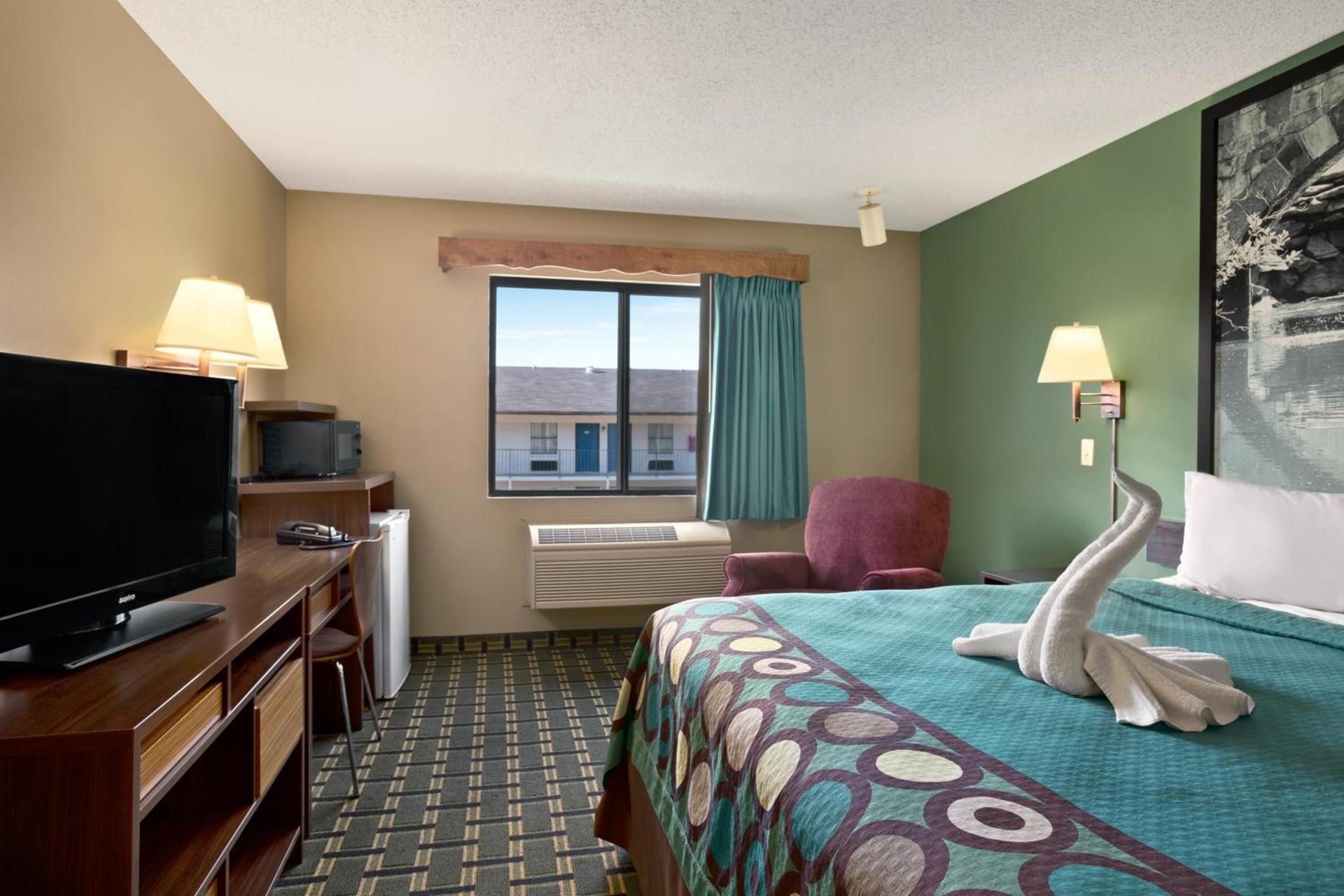 Super 8 by Wyndham Russellville photo 8