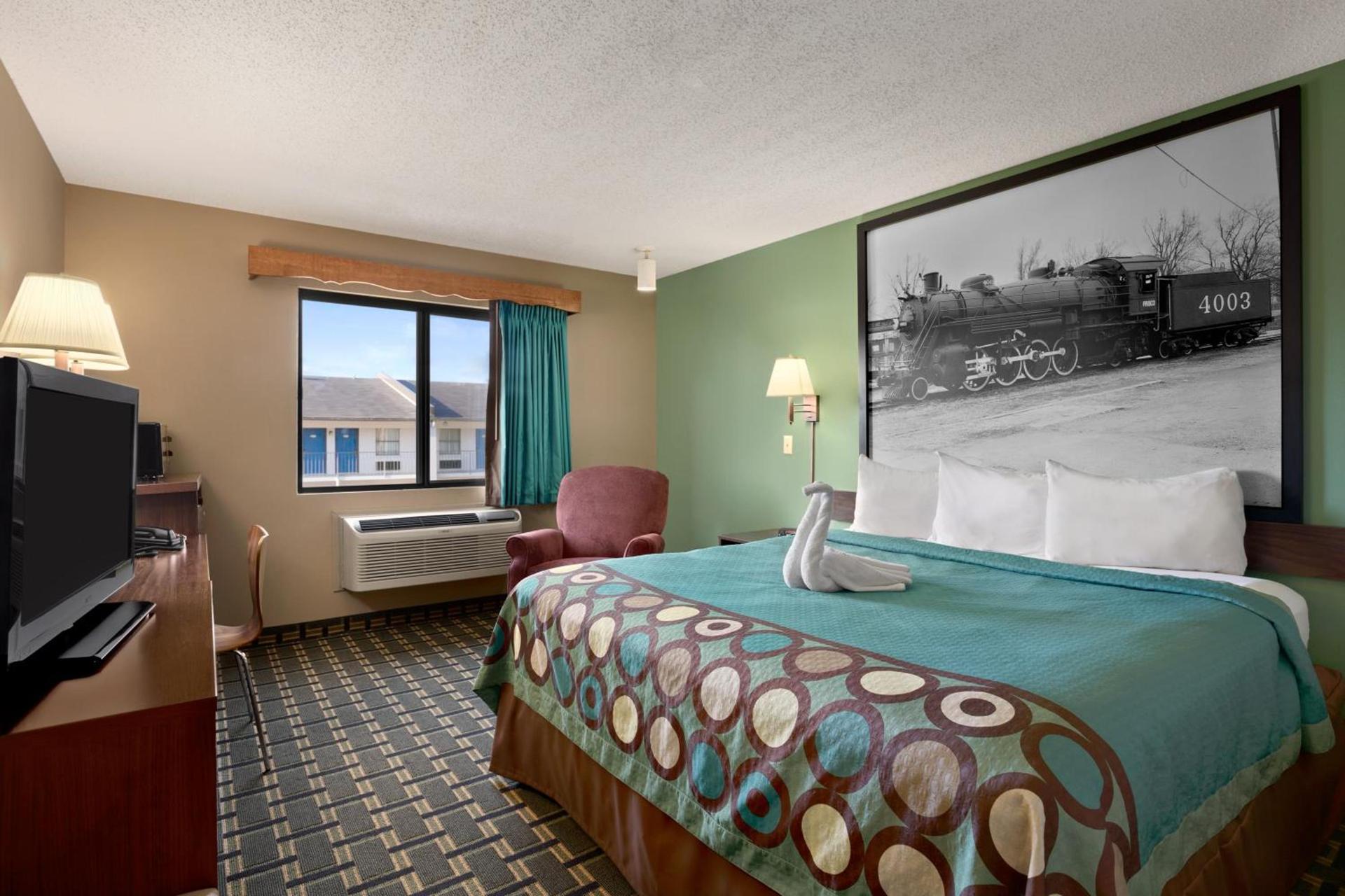 Super 8 by Wyndham Russellville photo 2
