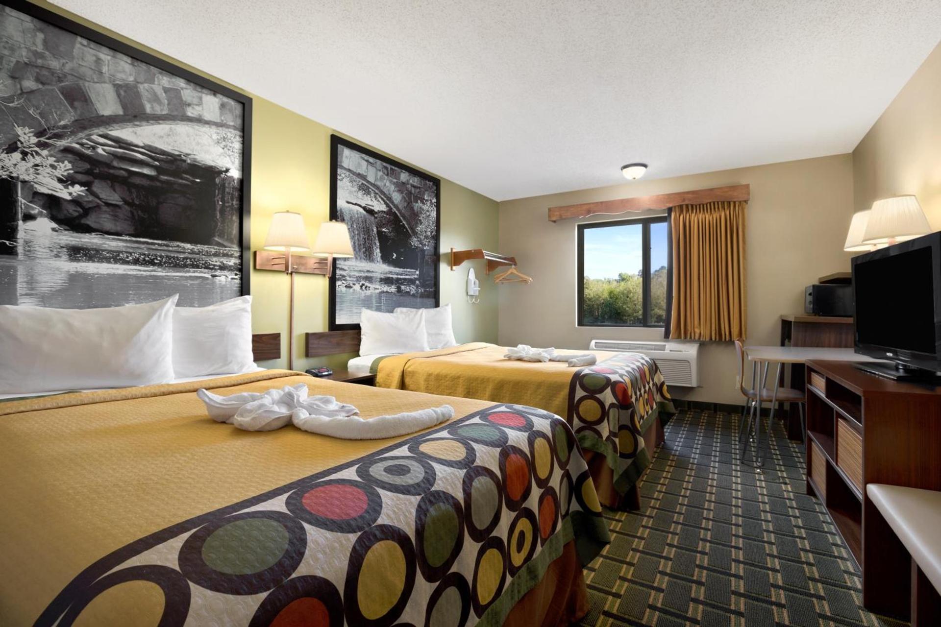 Super 8 by Wyndham Russellville photo 9