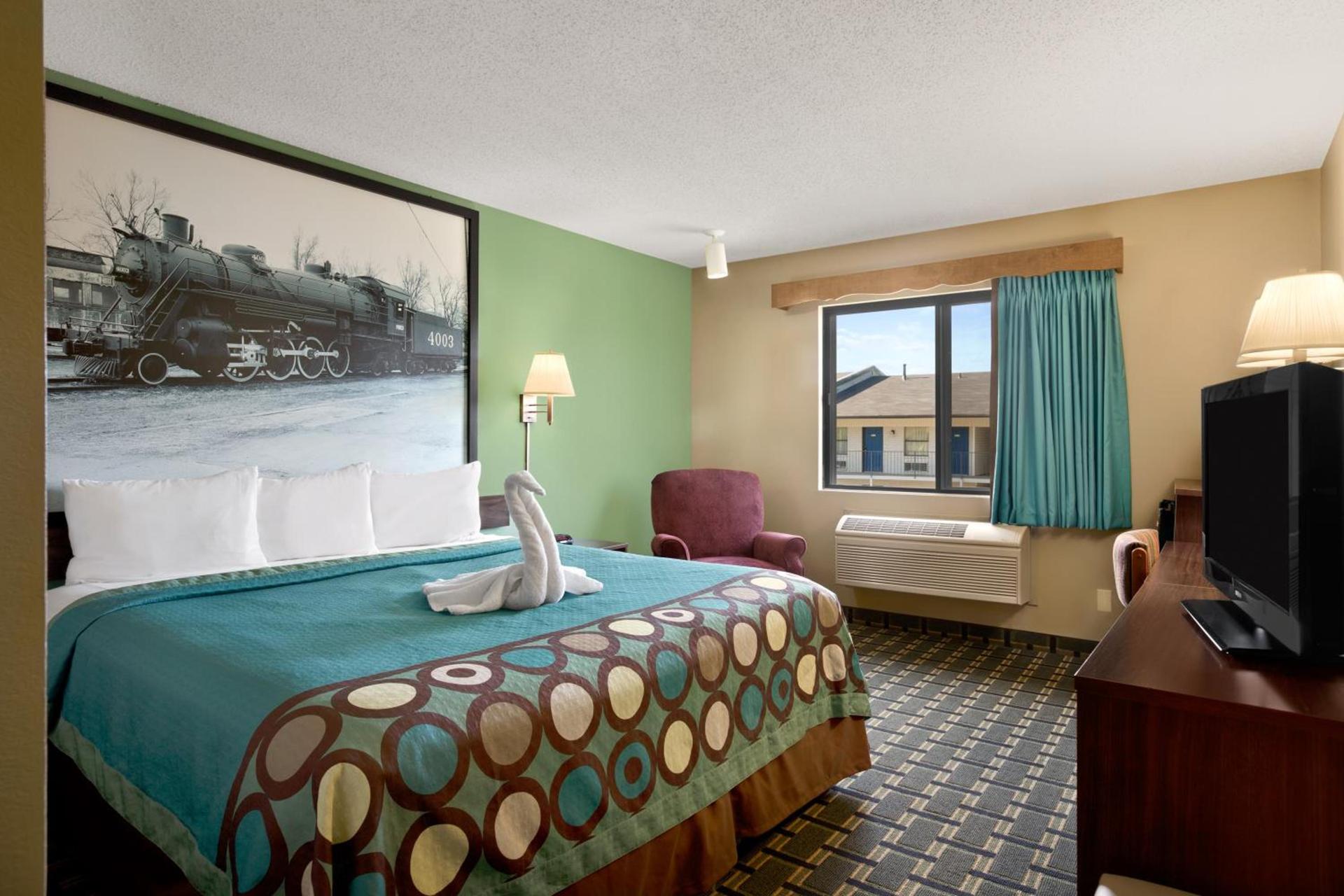 Super 8 by Wyndham Russellville photo 10