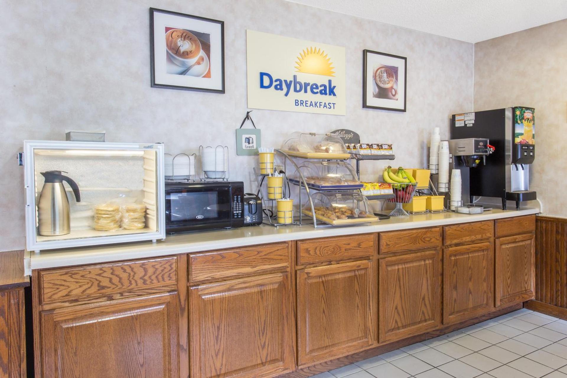 Days Inn & Suites by Wyndham Davenport East photo 21