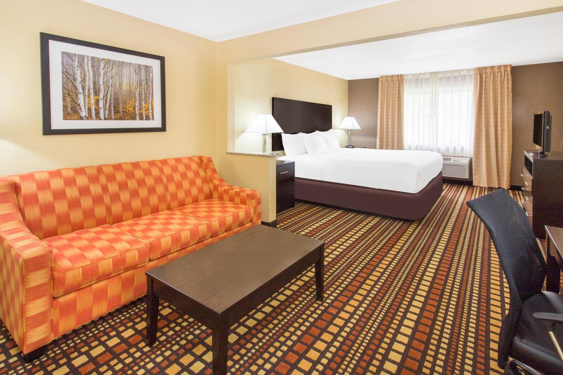 Days Inn & Suites by Wyndham Davenport East photo 17