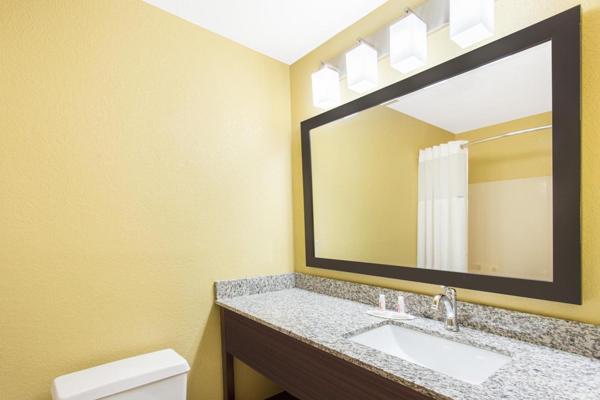 Days Inn & Suites by Wyndham Davenport East photo 26